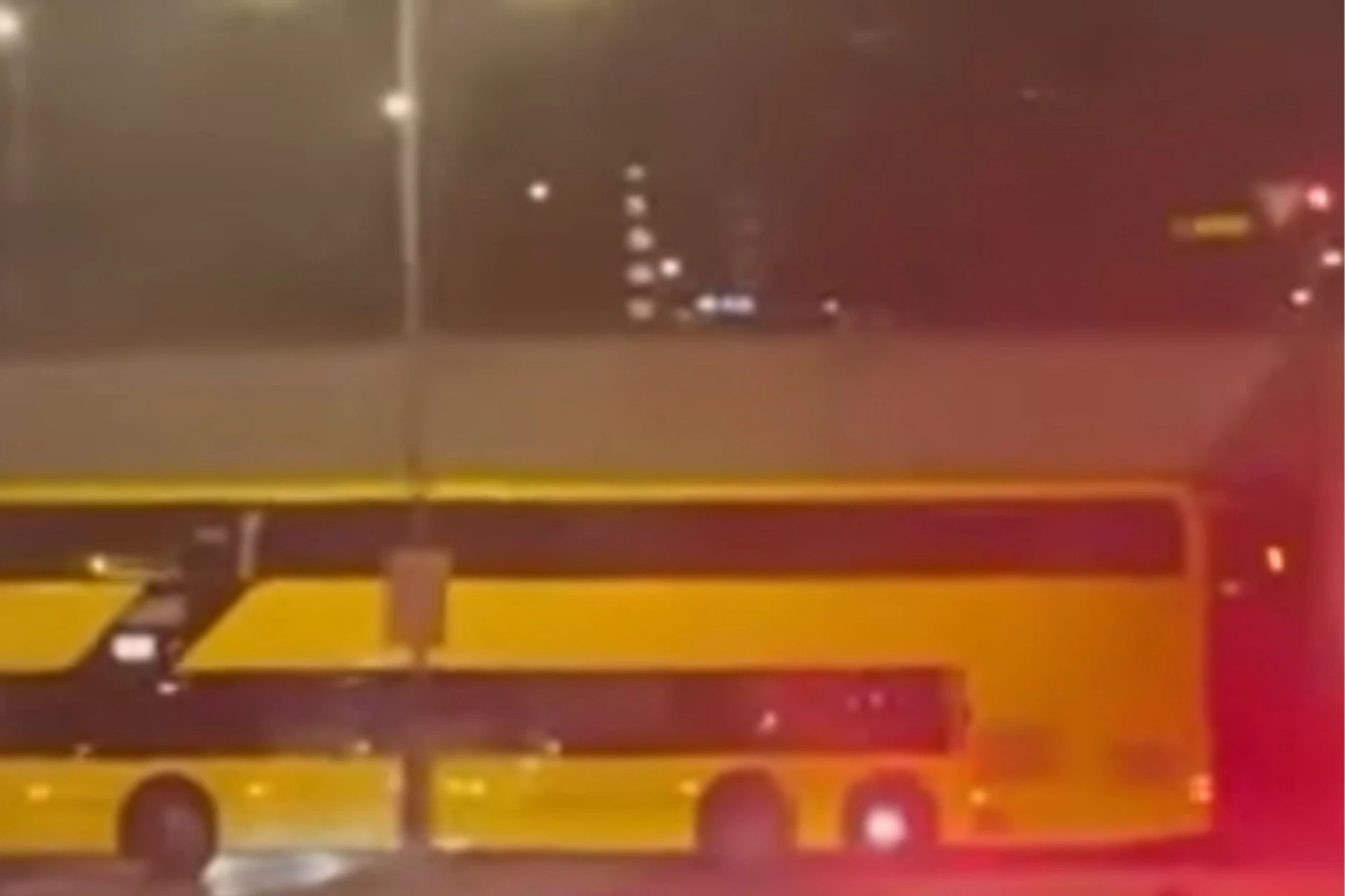 Unglaubliches Wendemanöver: BVG-Bus kracht gegen Tunnelwand und blockiert Verkehr