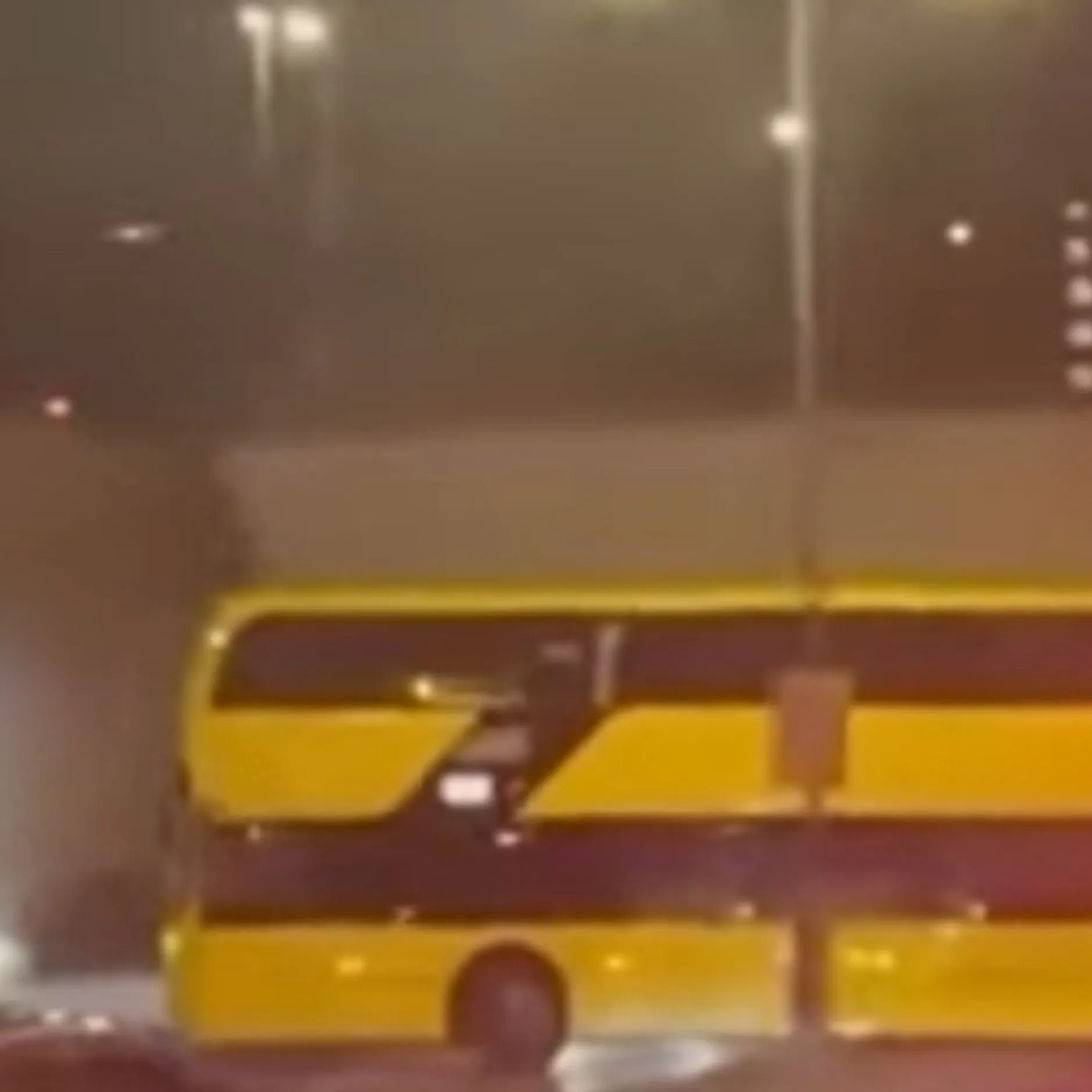 Image - Unglaubliches Wendemanöver: BVG-Bus kracht gegen Tunnelwand und blockiert Verkehr