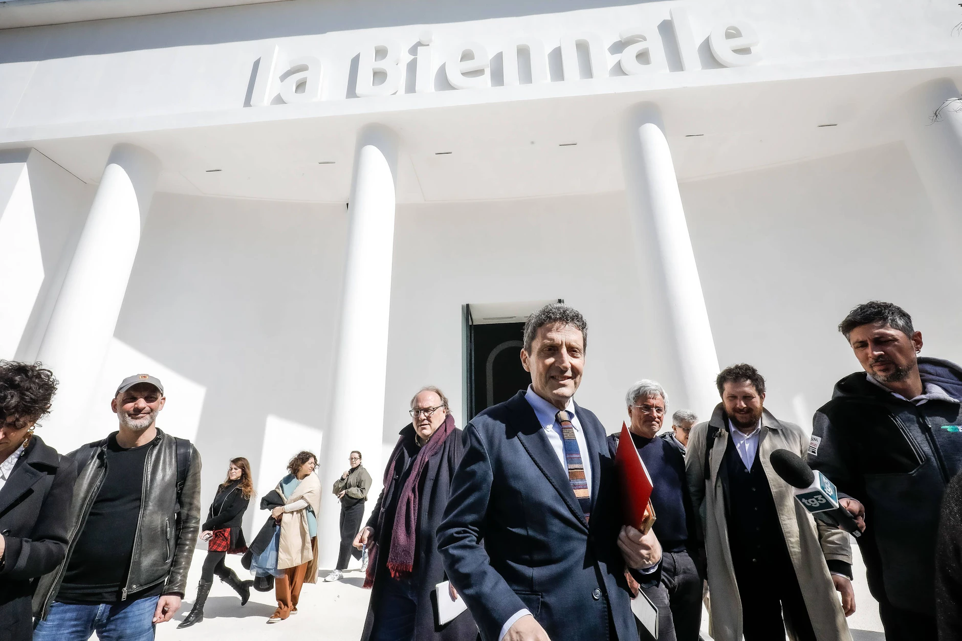 In einem Offenen Brief an den Biennale-Präsidenten Pietrangelo Buttafuoco fordern 200 Künstler, Kuratoren und Kulturschaffende den Boykott der israelischen Teilnahme.