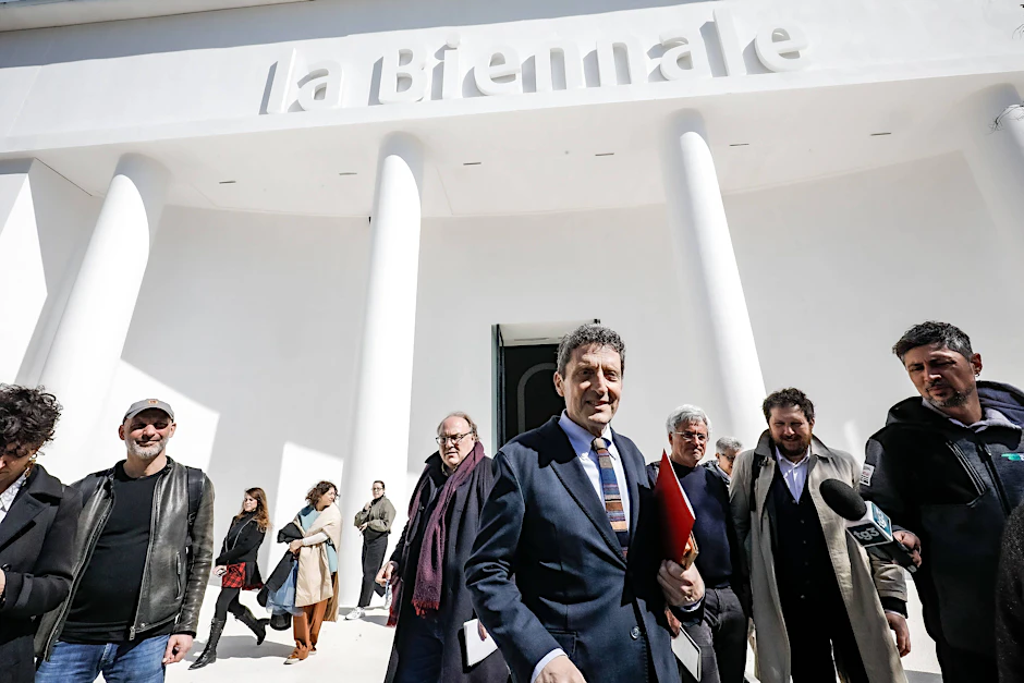 In einem Offenen Brief an den Biennale-Präsidenten Pietrangelo Buttafuoco fordern 200 Künstler, Kuratoren und Kulturschaffende den Boykott der israelischen Teilnahme.