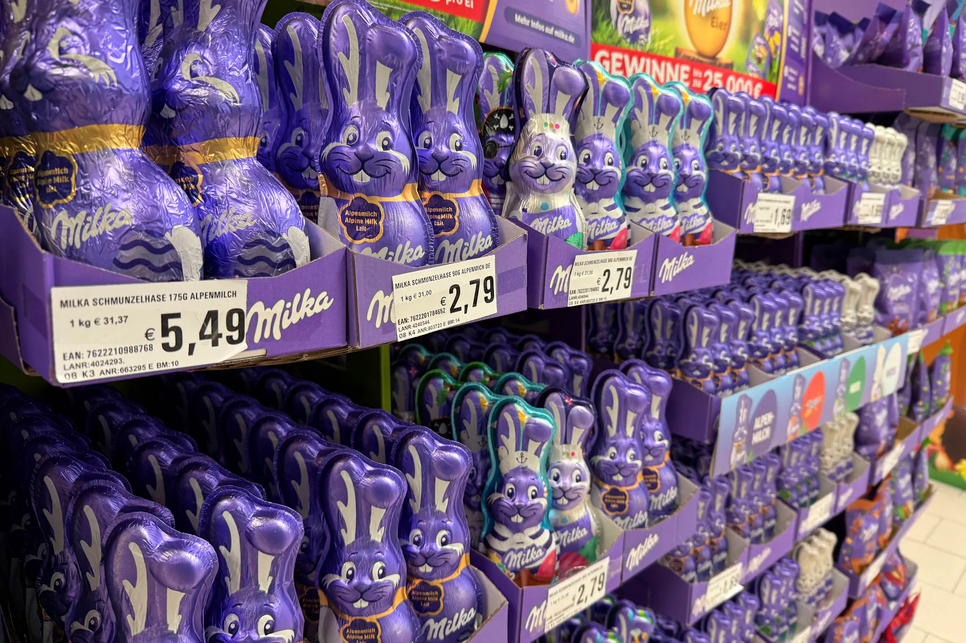 Zwar sind die Preise für Kakao in den vergangenen Wochen gefallen, doch das kommt bei den Kunden an der Kasse erst mit Verzögerung an.