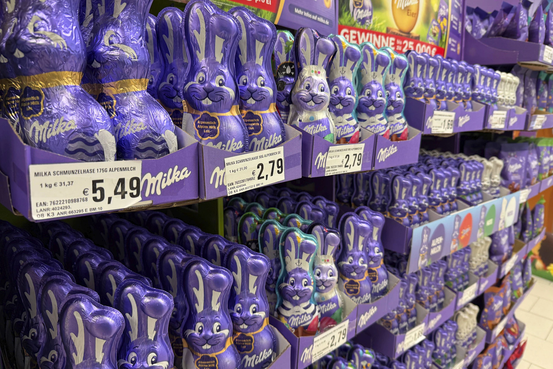 Zwar sind die Preise für Kakao in den vergangenen Wochen gefallen, doch das kommt bei den Kunden an der Kasse erst mit Verzögerung an.