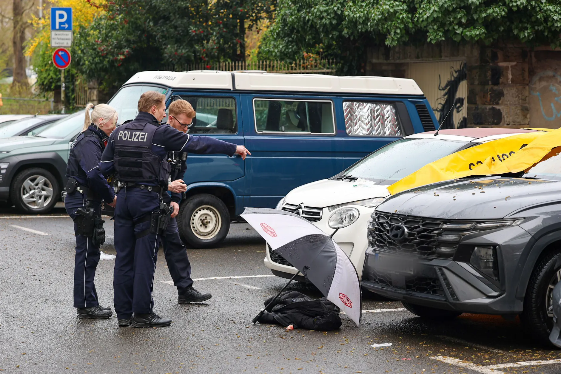 Kleidungsstücke der Opfer liegen in der Wohnstraße auf dem Asphalt.