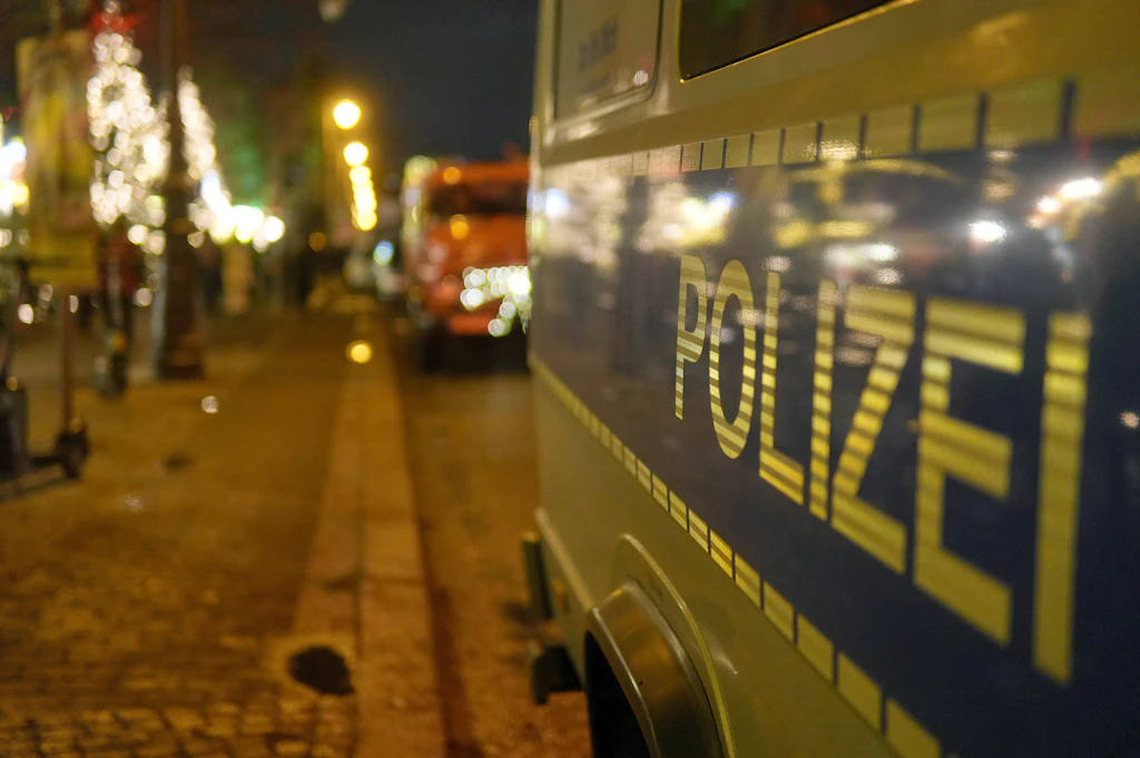 Heftige Kollision: Flüchtender Fahrer rammt Polizeiwagen in Charlottenburg