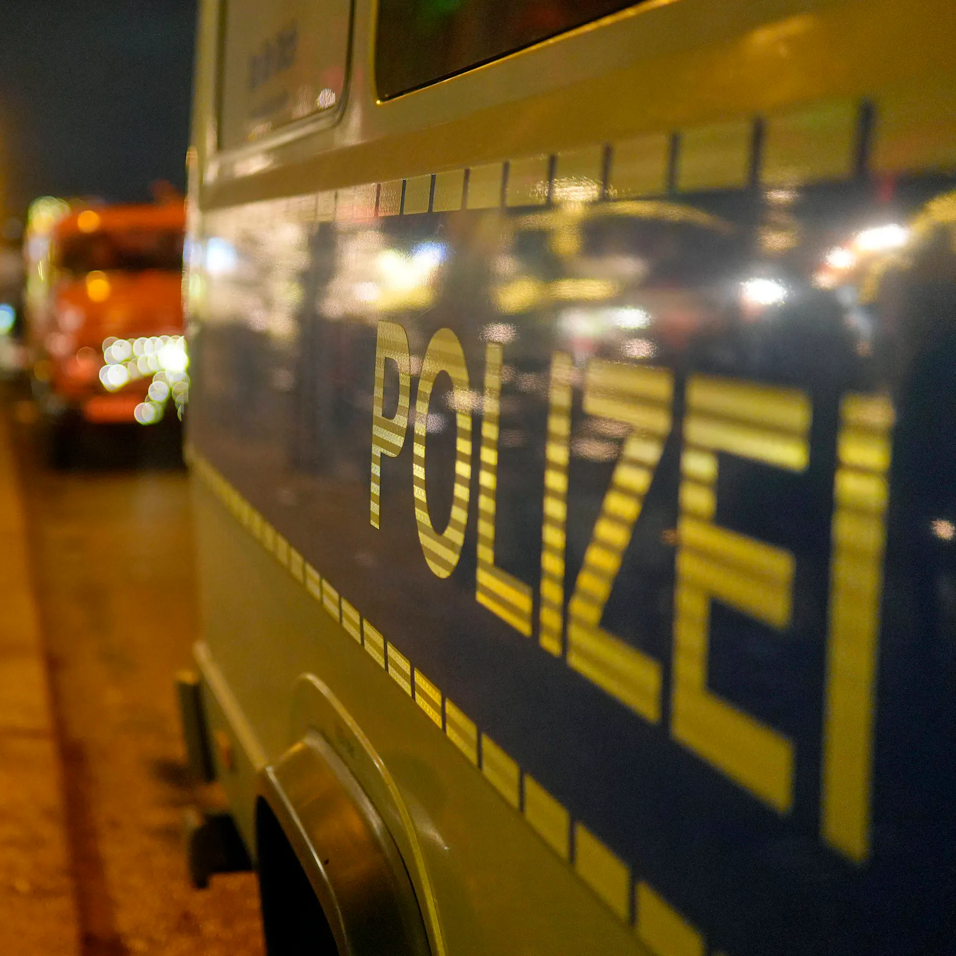 Heftige Kollision: Flüchtender Fahrer rammt Polizeiwagen in Charlottenburg