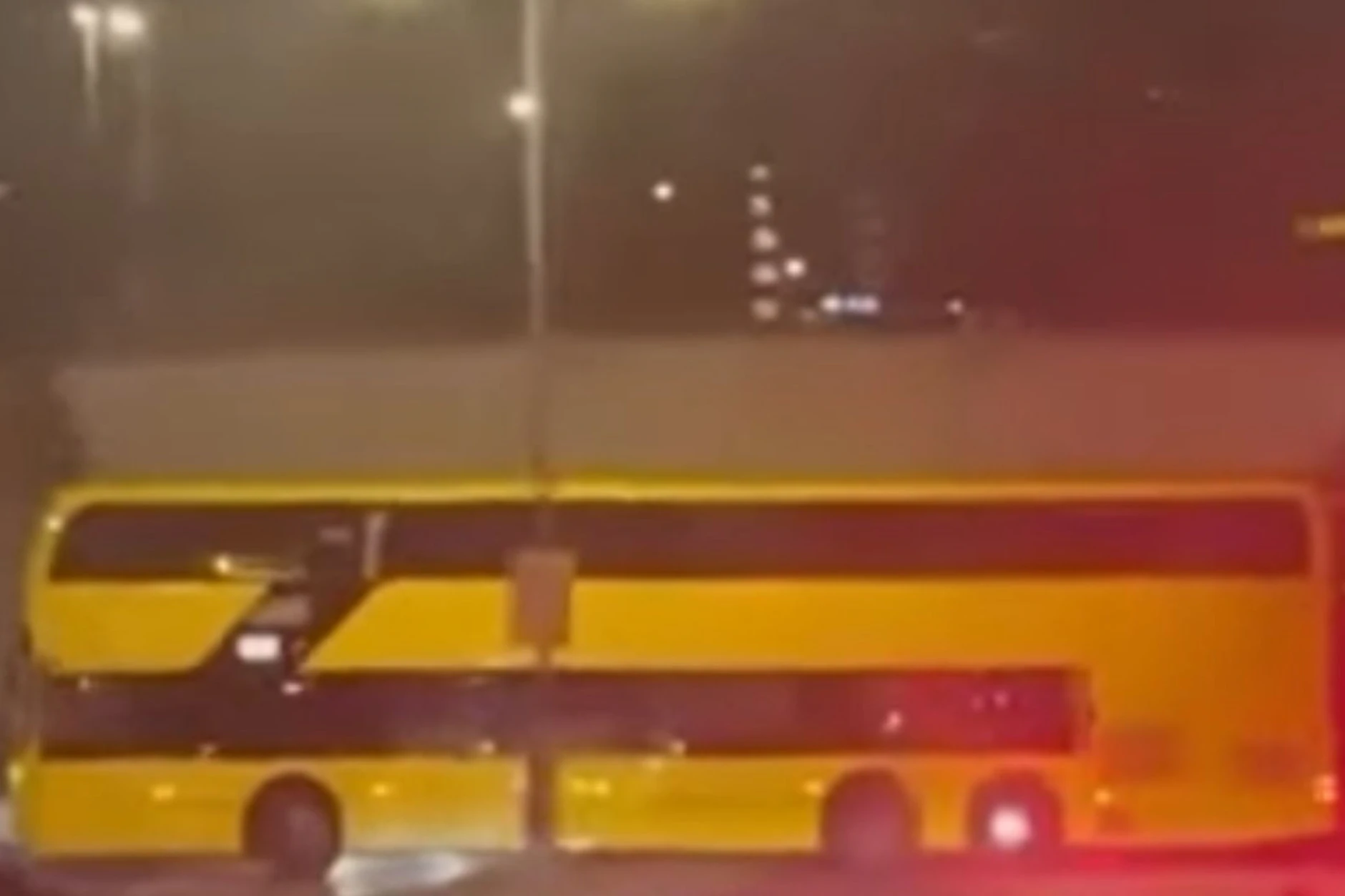 Ein Bus der BVG versucht, am Auto-Tunnel am Bundesplatz zu wenden. Das Manöver misslingt komplett.