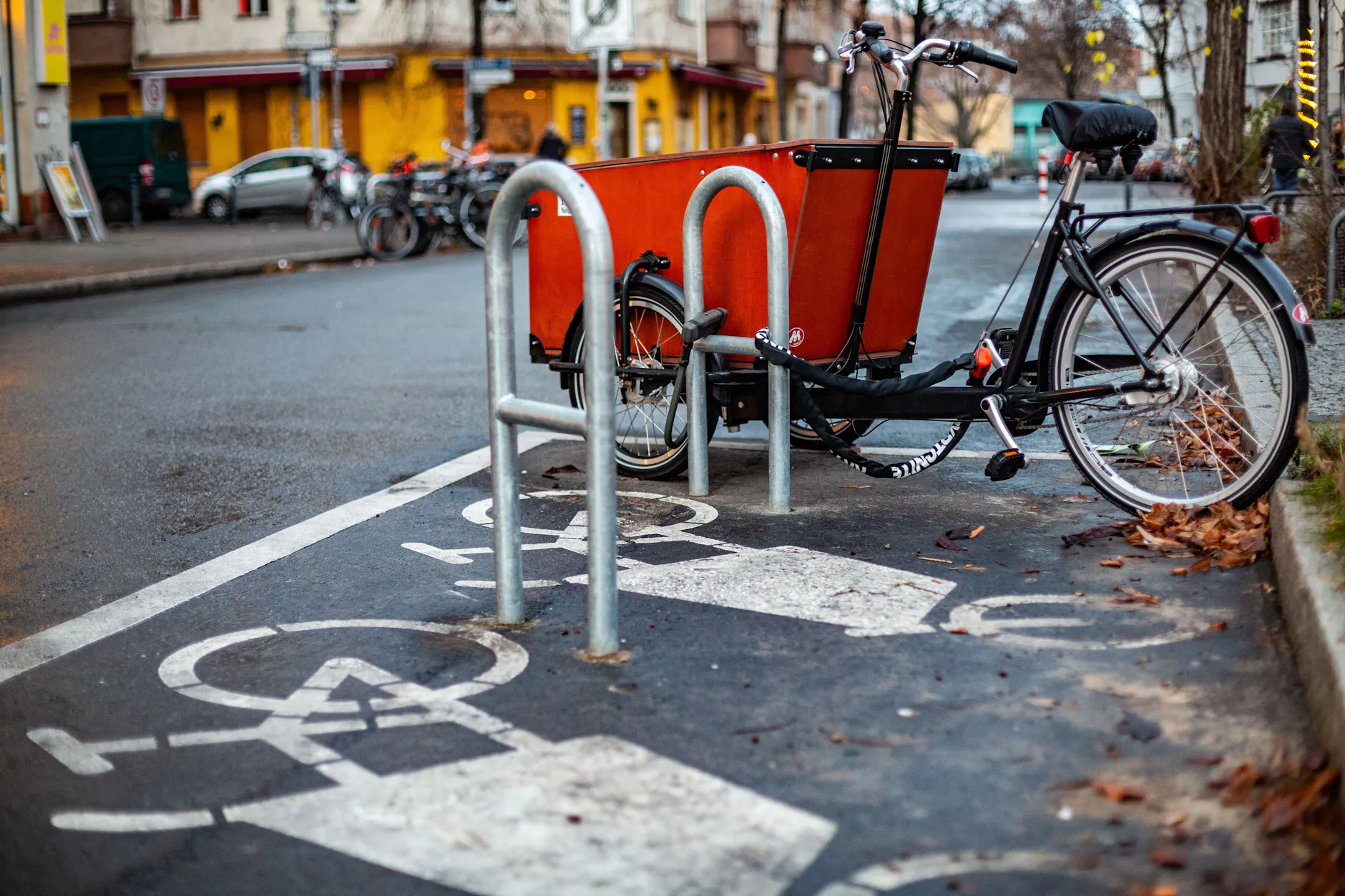 Hier am Herrfurthplatz wurden 2019 die bundesweit erste Lastenradparkplätze installiert.