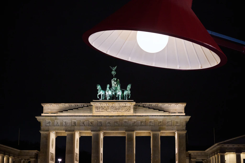 Als Zeichen für den Klimaschutz ist Samstagabend am Brandenburger Tor in Berlin für eine Stunde das Licht ausgegangen.