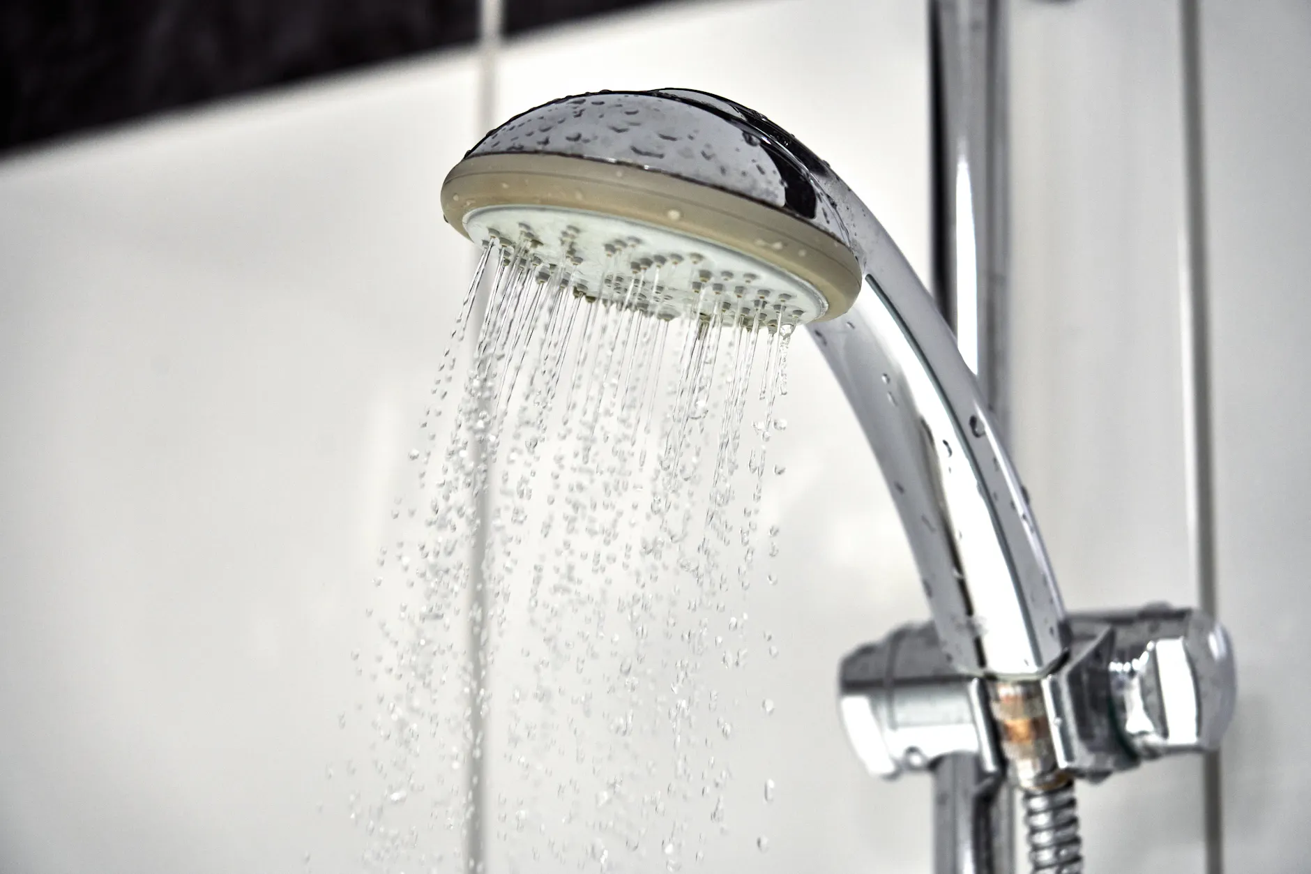 Auch verkalkte Duschköpfe lassen sich mit Geschirrspültabs reinigen.