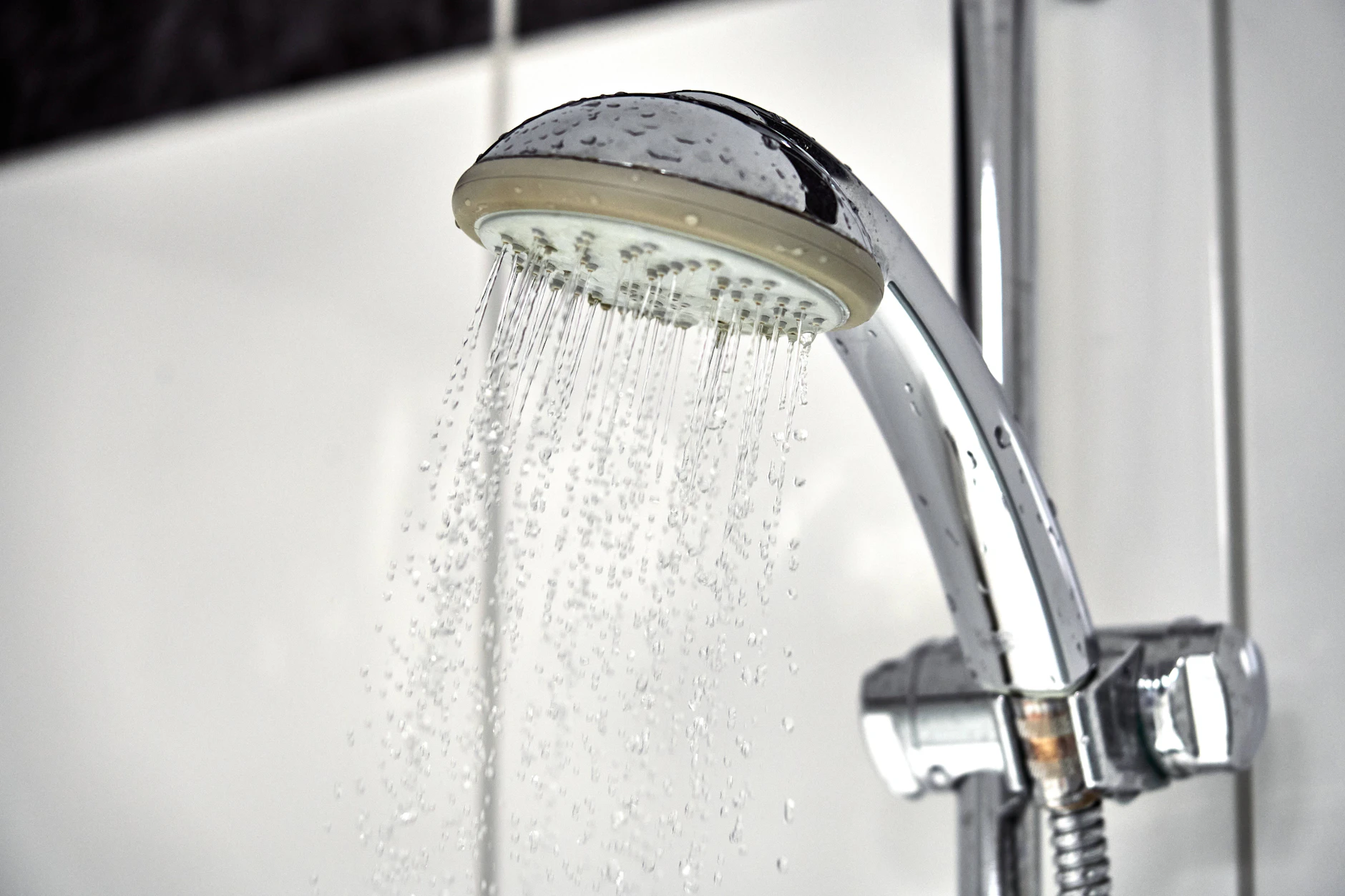 Auch verkalkte Duschköpfe lassen sich mit Geschirrspültabs reinigen.