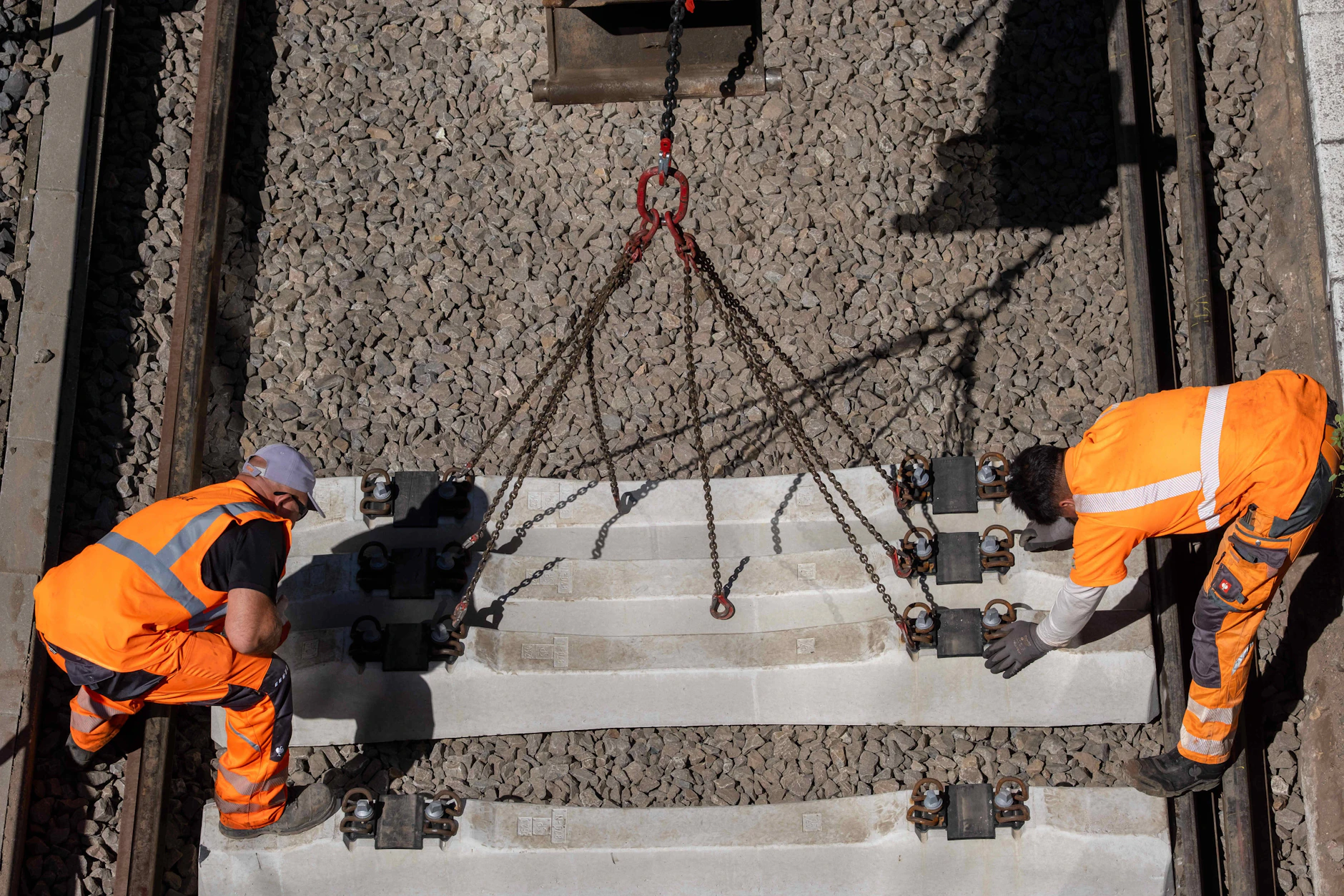Zwischen den Bahnhöfen Teltow Stadt und Lichterfelde Ost arbeitet die Deutsche Bahn an den Gleisen (Symbolfoto).