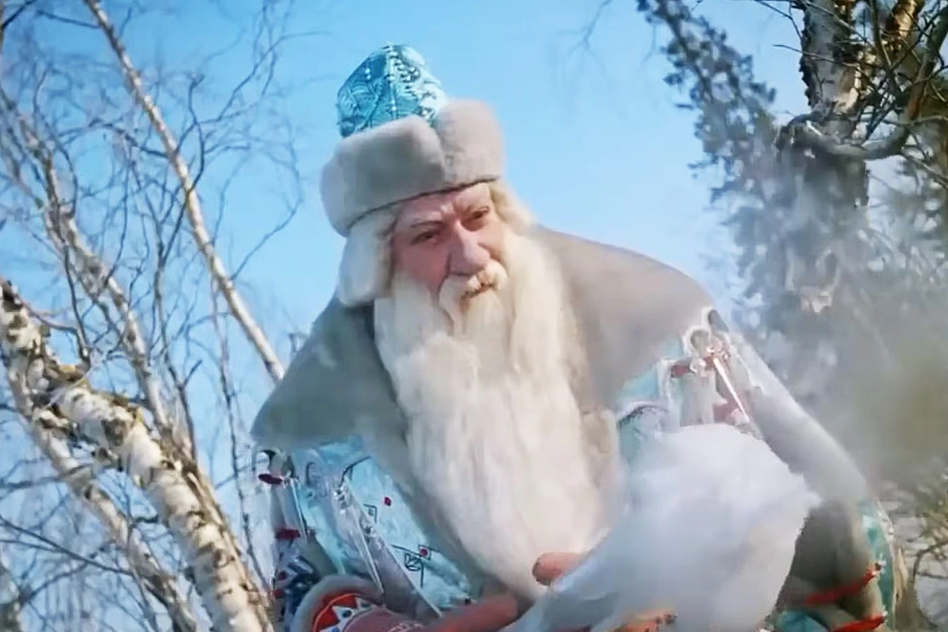 Väterchen Frost kann alles mit Schnee und Eis bedecken. Nicht nur in der russischen Folklore ist er eine wichtige Figur: Das Märchen „Abenteuer im Zauberwald“ machte ihn in der DDR bekannt.