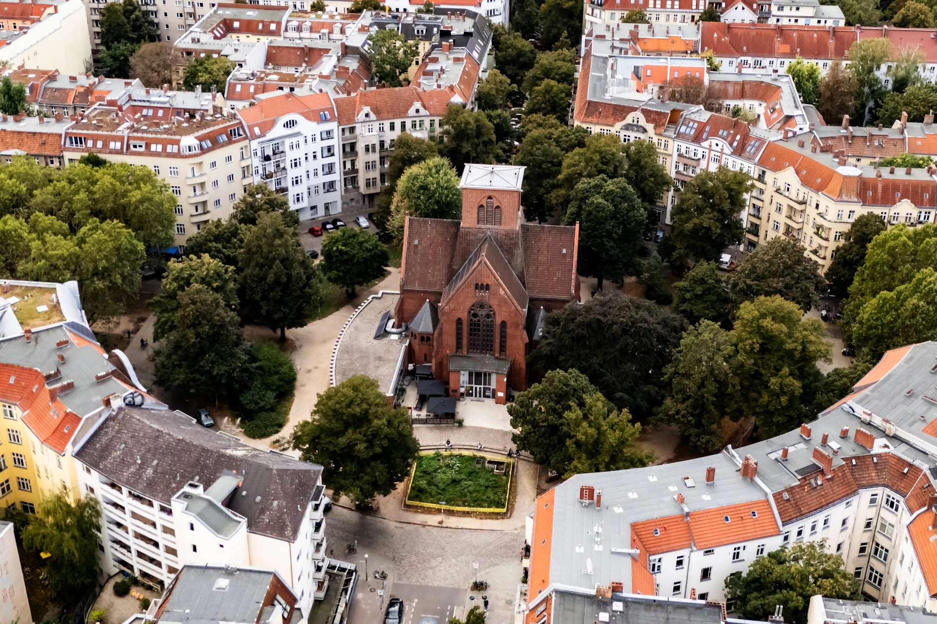 Der nordöstliche Teil des Herrfurthplatz mit der Genezarethkirche wird zugepollert. 