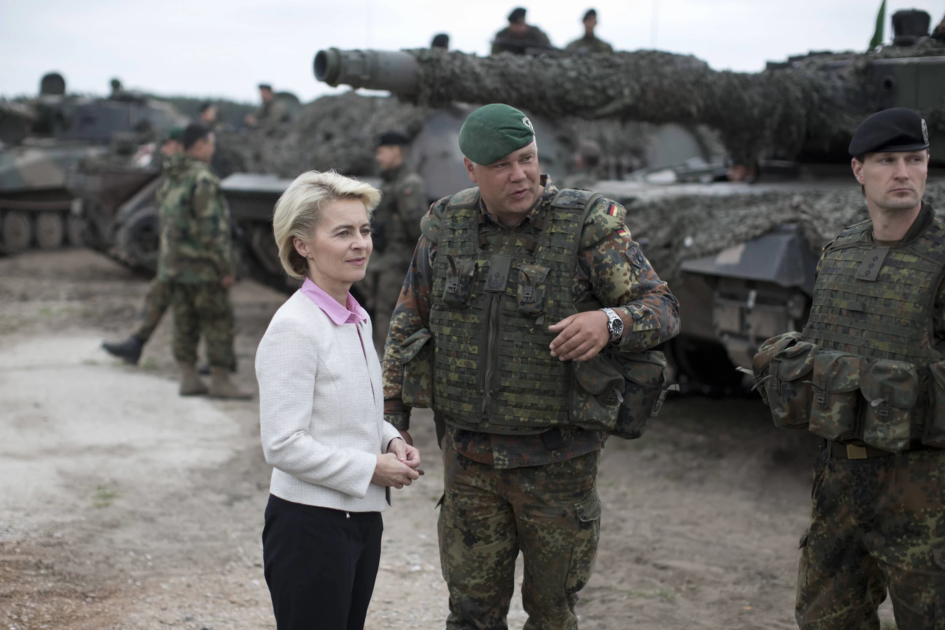 EU-Kommissionschefin Ursula von der Leyen bei einem Truppenbesuch in Polen. Die EU setzt verstärkt auf militärische Stärke und versucht, diese wirtschaftlich zu begründen.