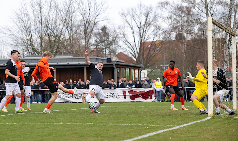 Ted Tattermusch (l.) erzielt in dieser Szene das Tor zum 2:0 für den FC Energie Cotbus gegen den Preußen 07 Blankenfelde-Mahlow.