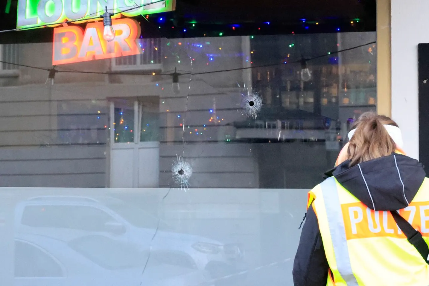 Zwei Kugeln durchschlugen die Fensterscheibe des Cafés.
