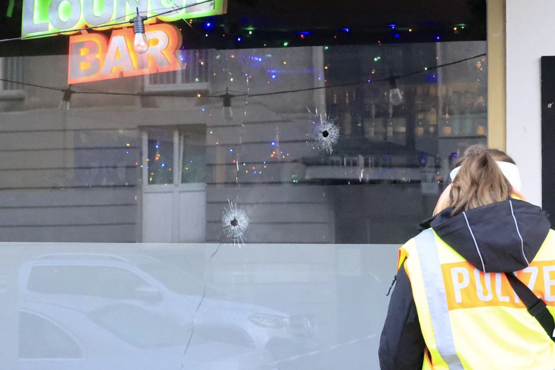Zwei Kugeln durchschlugen die Fensterscheibe des Cafés.