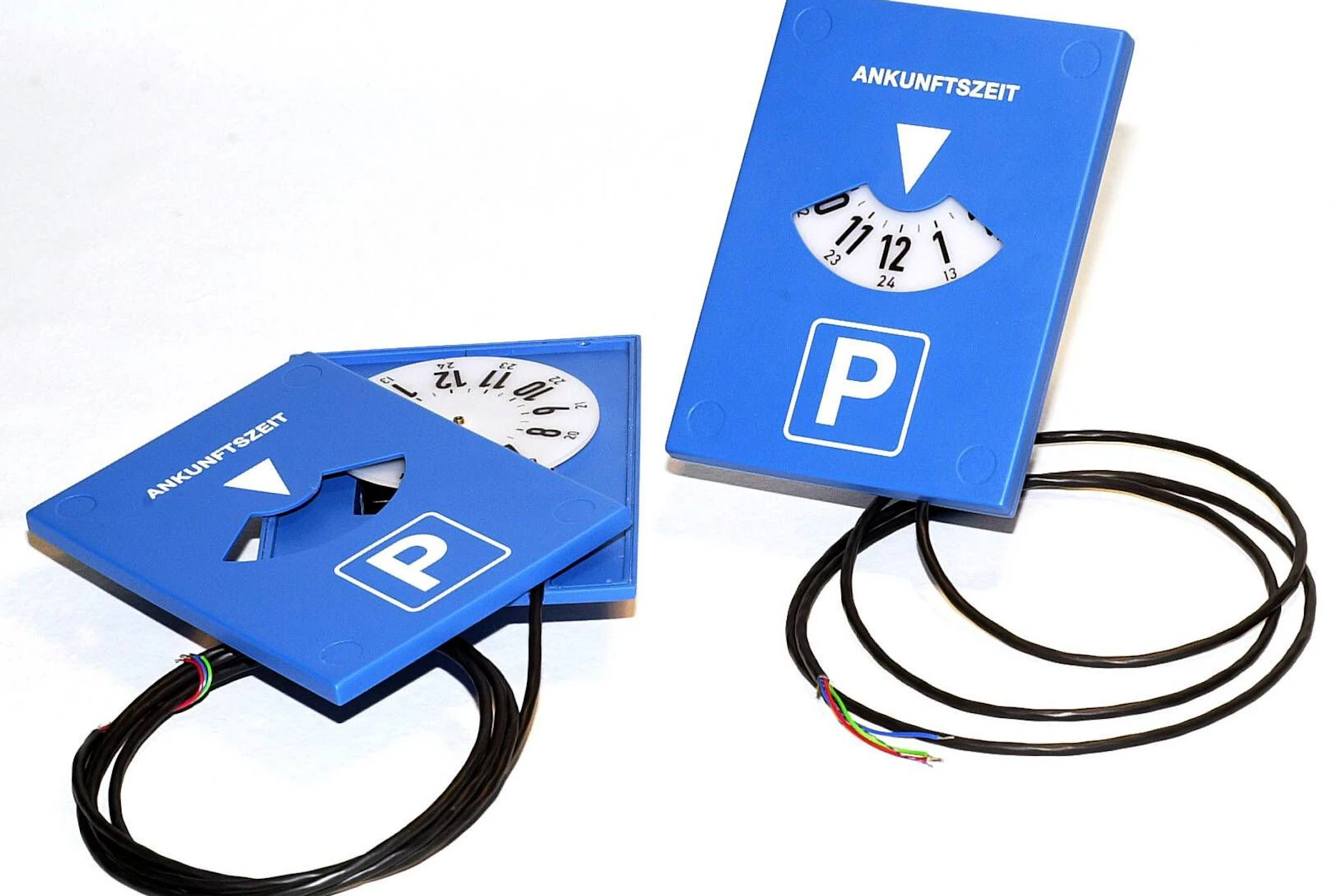 Es gibt auch Parkscheiben, die ferngesteuert sind oder sich automatisch nachstellen. Die eingestellte Ankunftszeit wird somit automatisch neu eingestellt, die erlaubte Parkzeit verlängert. Solche Geräte sind in Deutschland nicht legal.