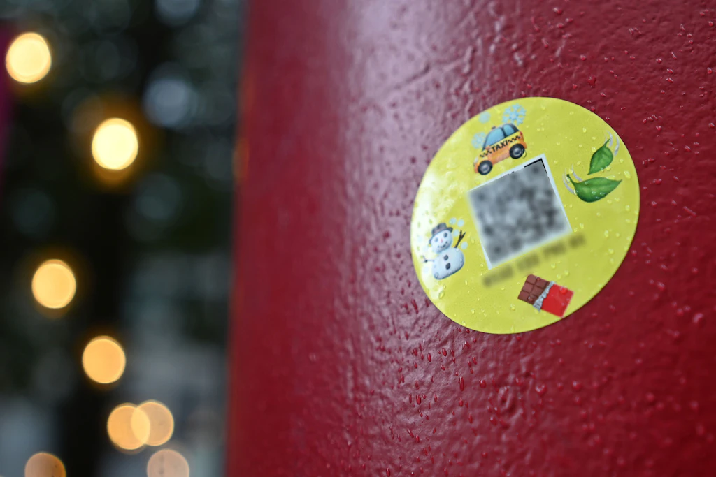 Der QR-Code auf solchen öffentlichen Aufklebern führt zu Drogen-Bringdiensten.