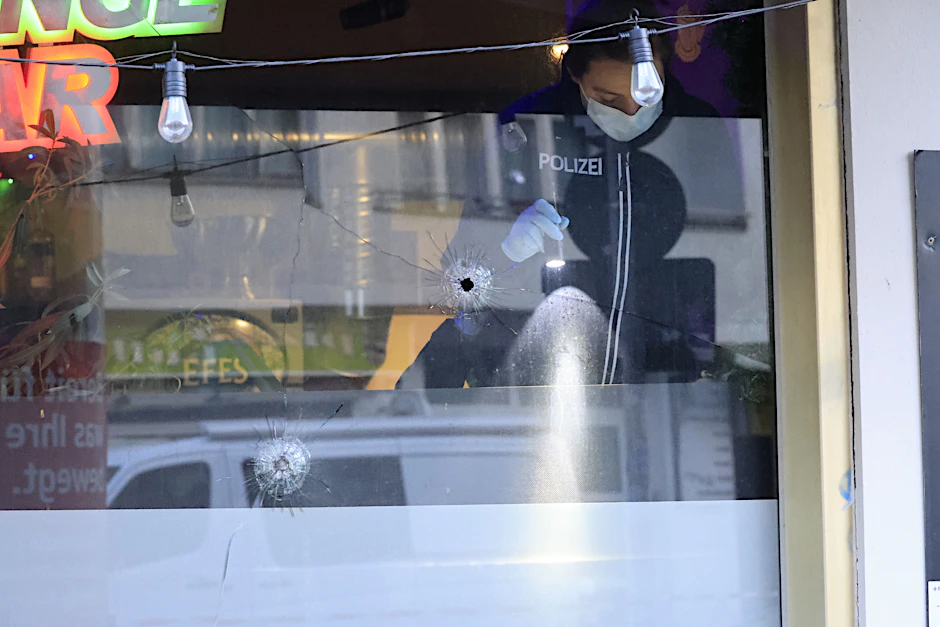 Aus einem Fahrzeug heraus sollen mehrere Schüsse auf ein Café in der Hermannstraße in Neukölln abgegeben worden sein.