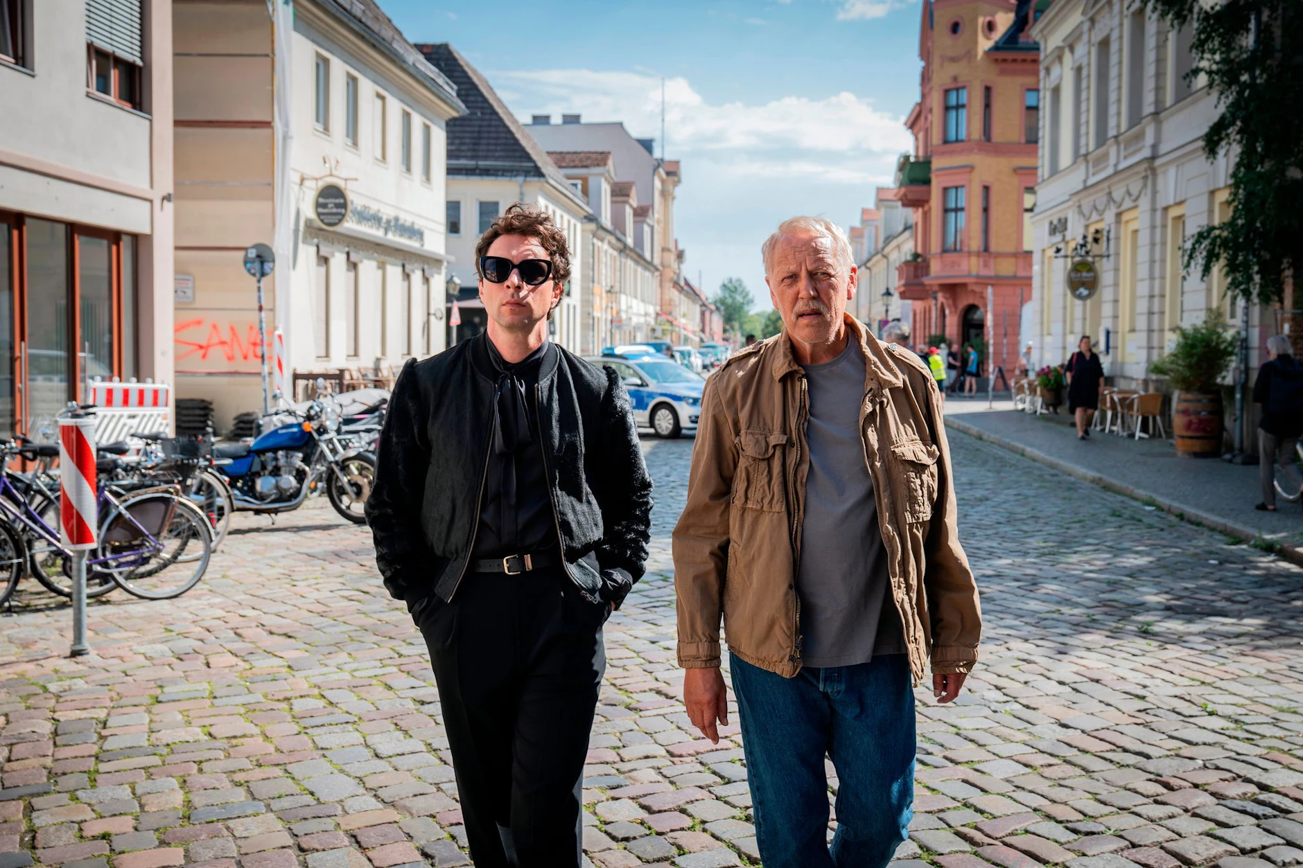 Kriminalkommissar Vincent Ross (l., André Kaczmarczyk) und sein Kollege Kriminalkommissar Karl Rogov (Frank Leo Schröder) ermitteln in Potsdam.