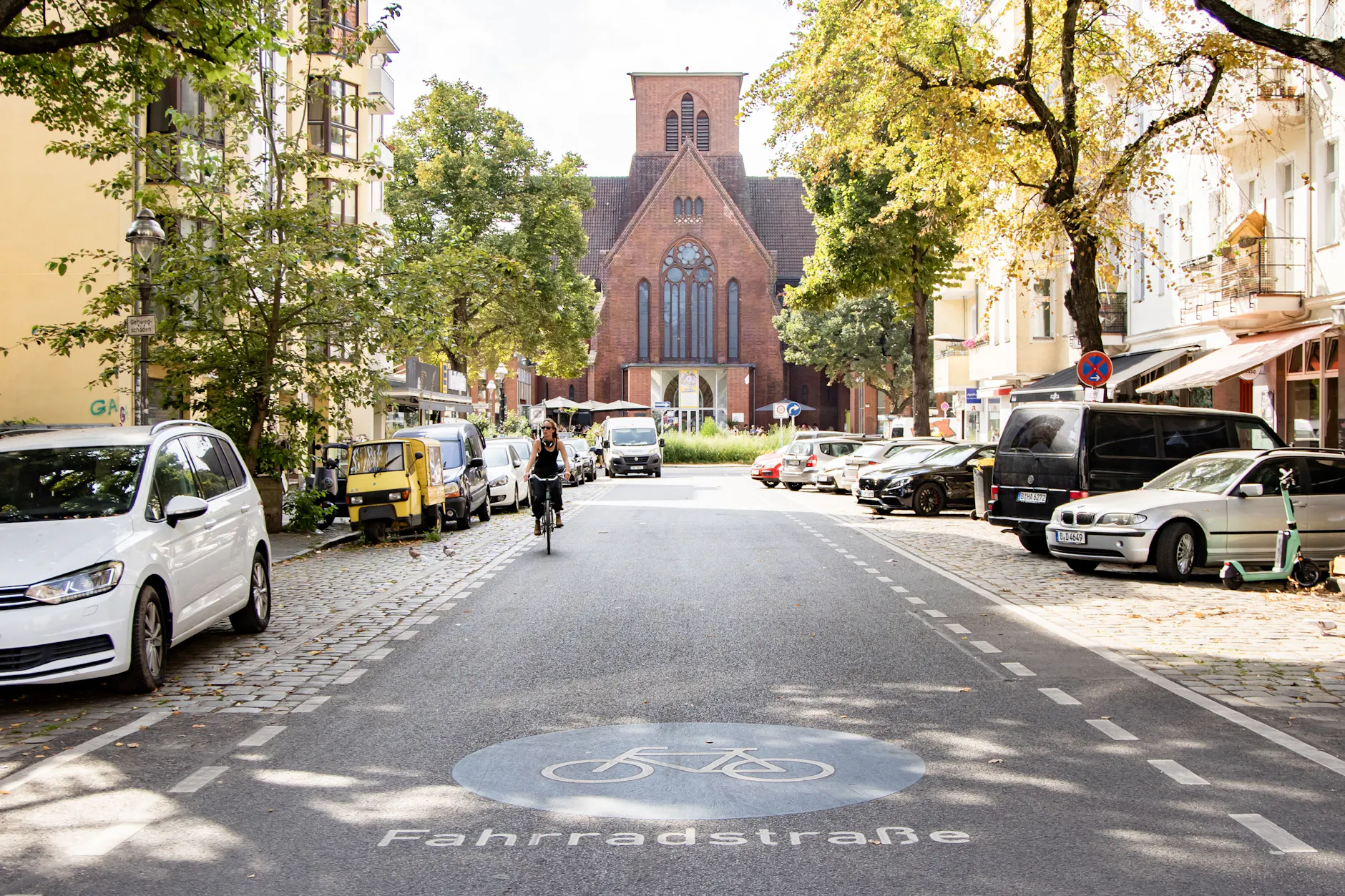 Die Herrfurthstrasse im Schillerkiez ist schon eine Fahrradstraße. Jetzt sollen zusätzlich Poller in die Einfahrt auf den Herrfurthplatz versperren.