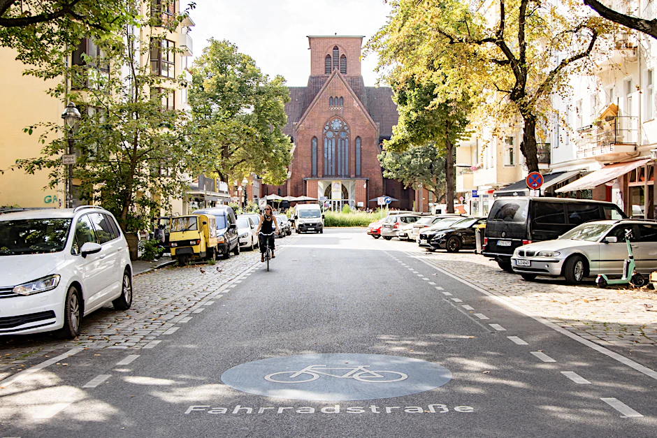 Die Herrfurthstraße im Schillerkiez ist schon eine Fahrradstraße. Jetzt sollen zusätzlich Poller die Einfahrt auf den Herrfurthplatz versperren.