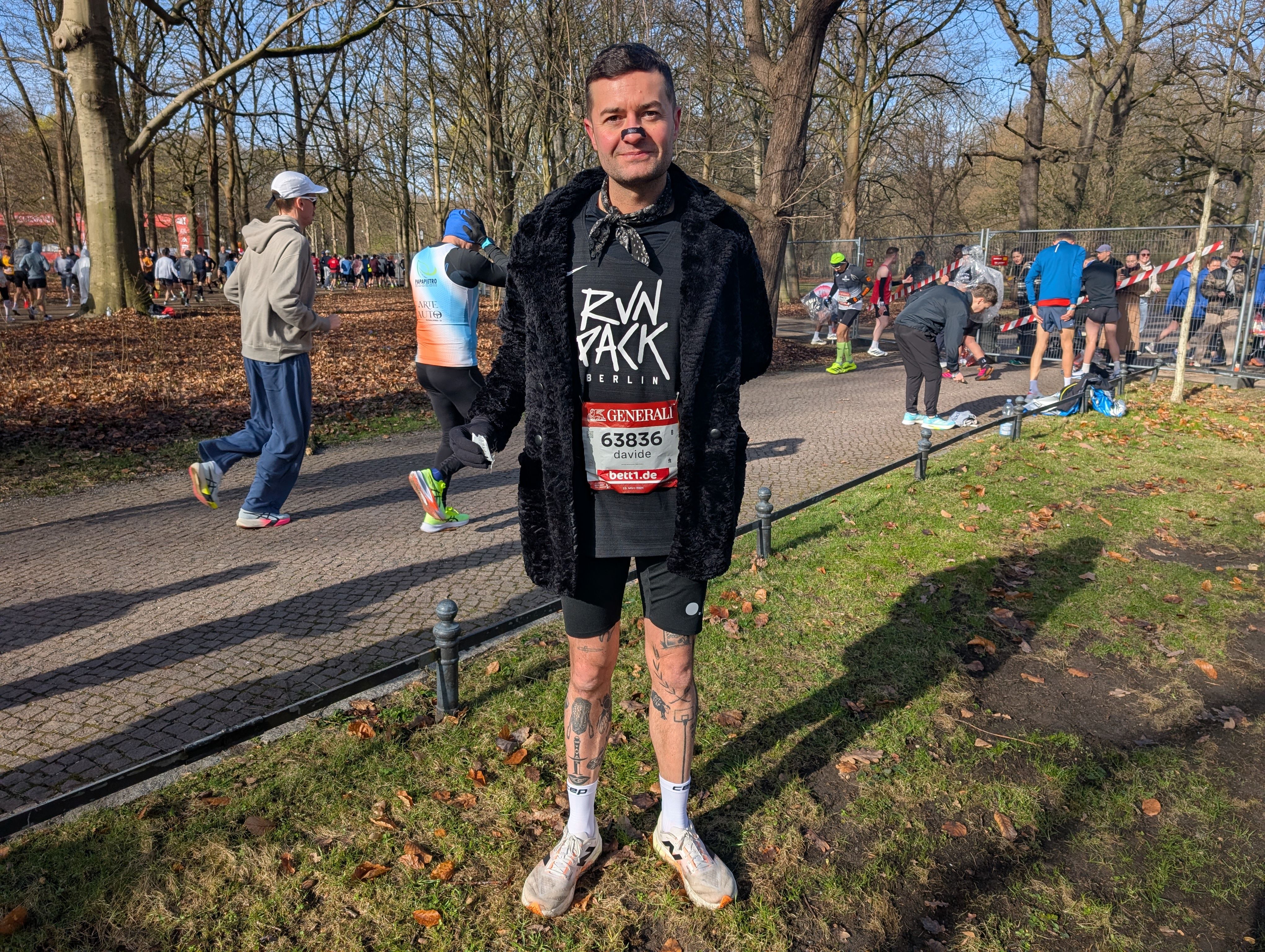 Image - Mit Pelzmantel und Tattoos zur Bestzeit: Warum dieser Läufer beim Halbmarathon alle Blicke auf sich zieht