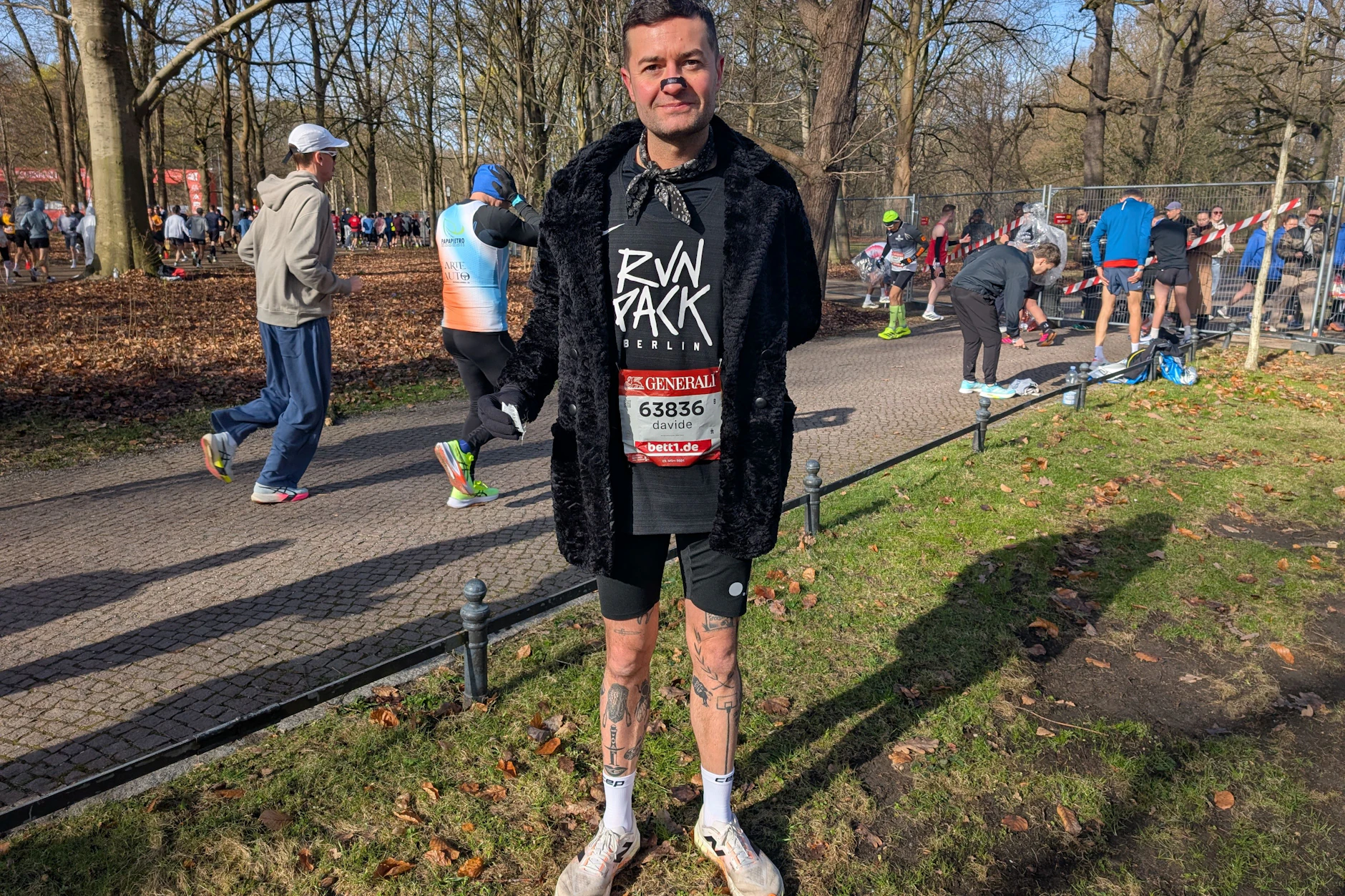 Club-Chic vor dem Startschuss: Davide (43) wartet im voluminösen schwarzen Pelzmantel auf seinen Einsatz beim Berliner Halbmarathon.