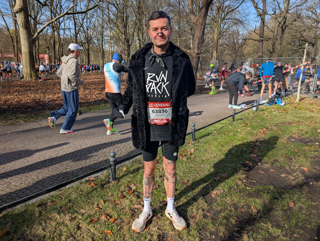 Club-Chic vor dem Startschuss: Davide (43) wartet im voluminösen schwarzen Pelzmantel auf seinen Einsatz beim Berliner Halbmarathon.