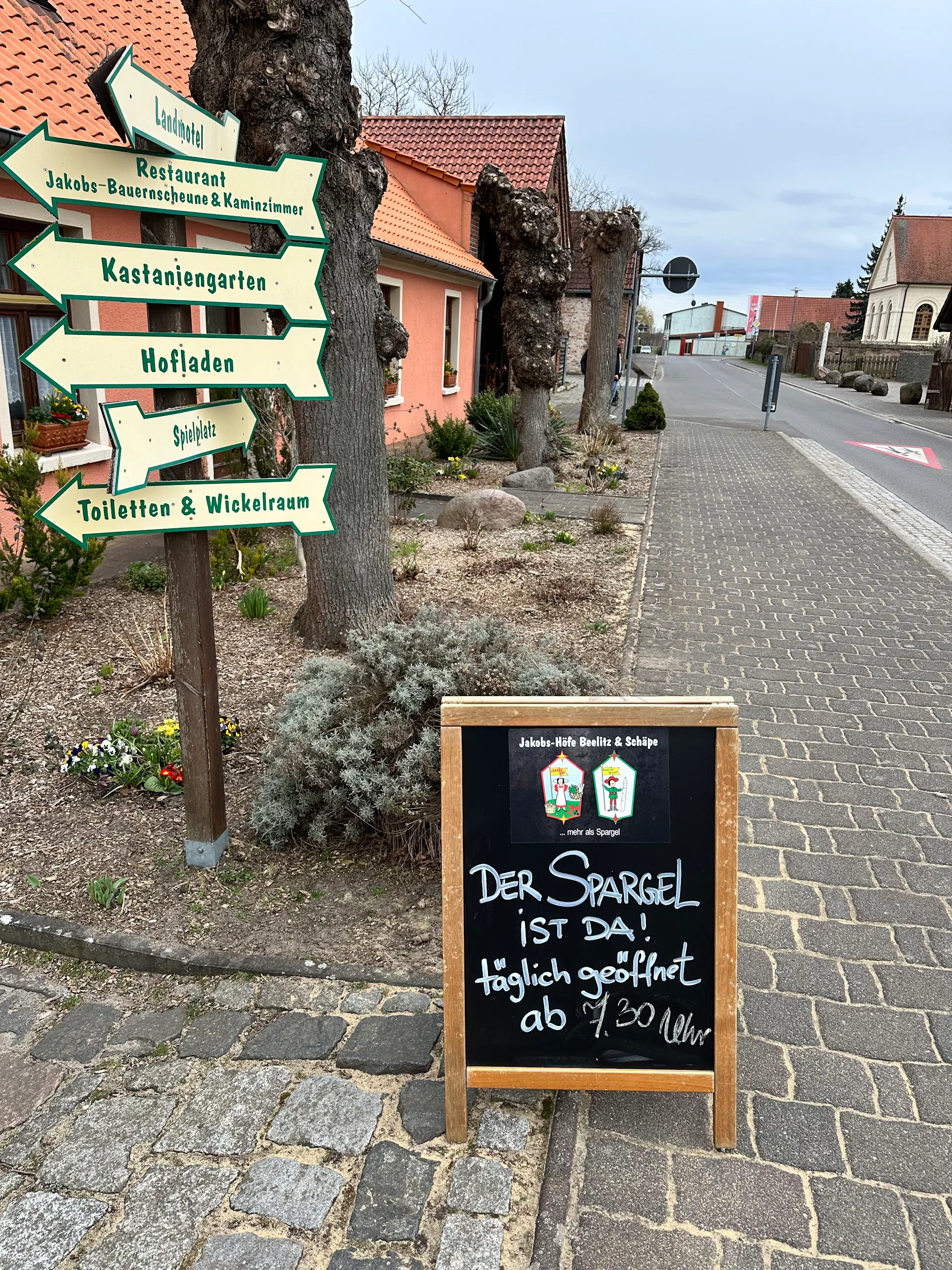Auf dem Spargelhof Josef Jakobs in Beelitz-Schäpe ist der Spargelverkauf bereits am Freitag gestartet.