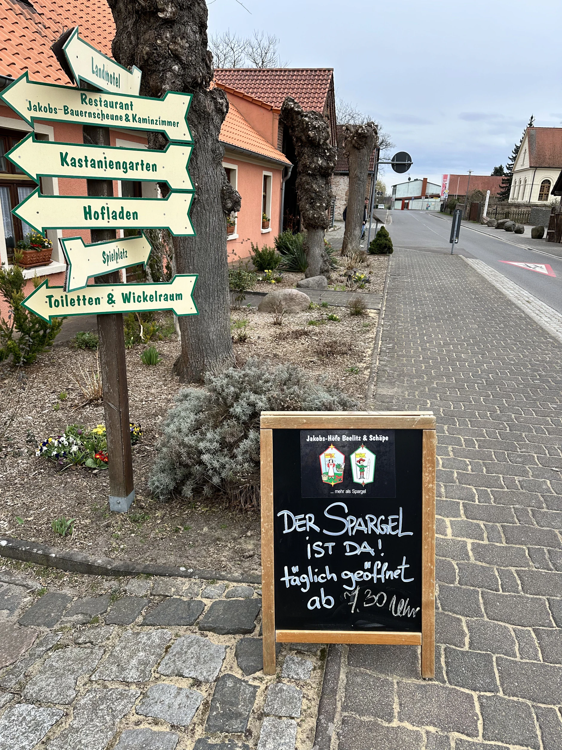 Auf dem Spargelhof Josef Jakobs in Beelitz-Schäpe ist der Spargelverkauf bereits am Freitag gestartet.