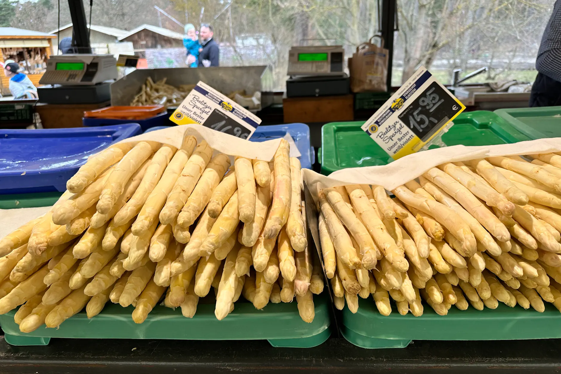 Auf dem Spargelhof Klaistow wird der erste Spargel der Saison verkauft. Das Kilogramm kostet bis zu 16,95 Euro.