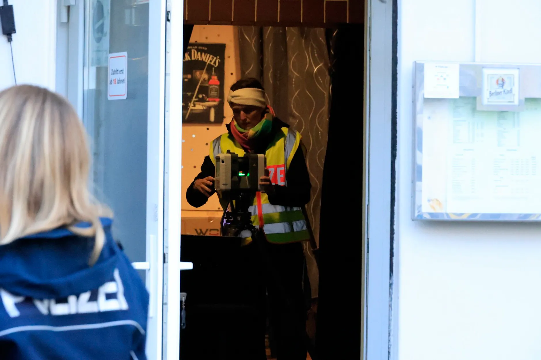 Für die Ermittlungen und die Spurensicherung war der Bereich um das Café gesperrt.