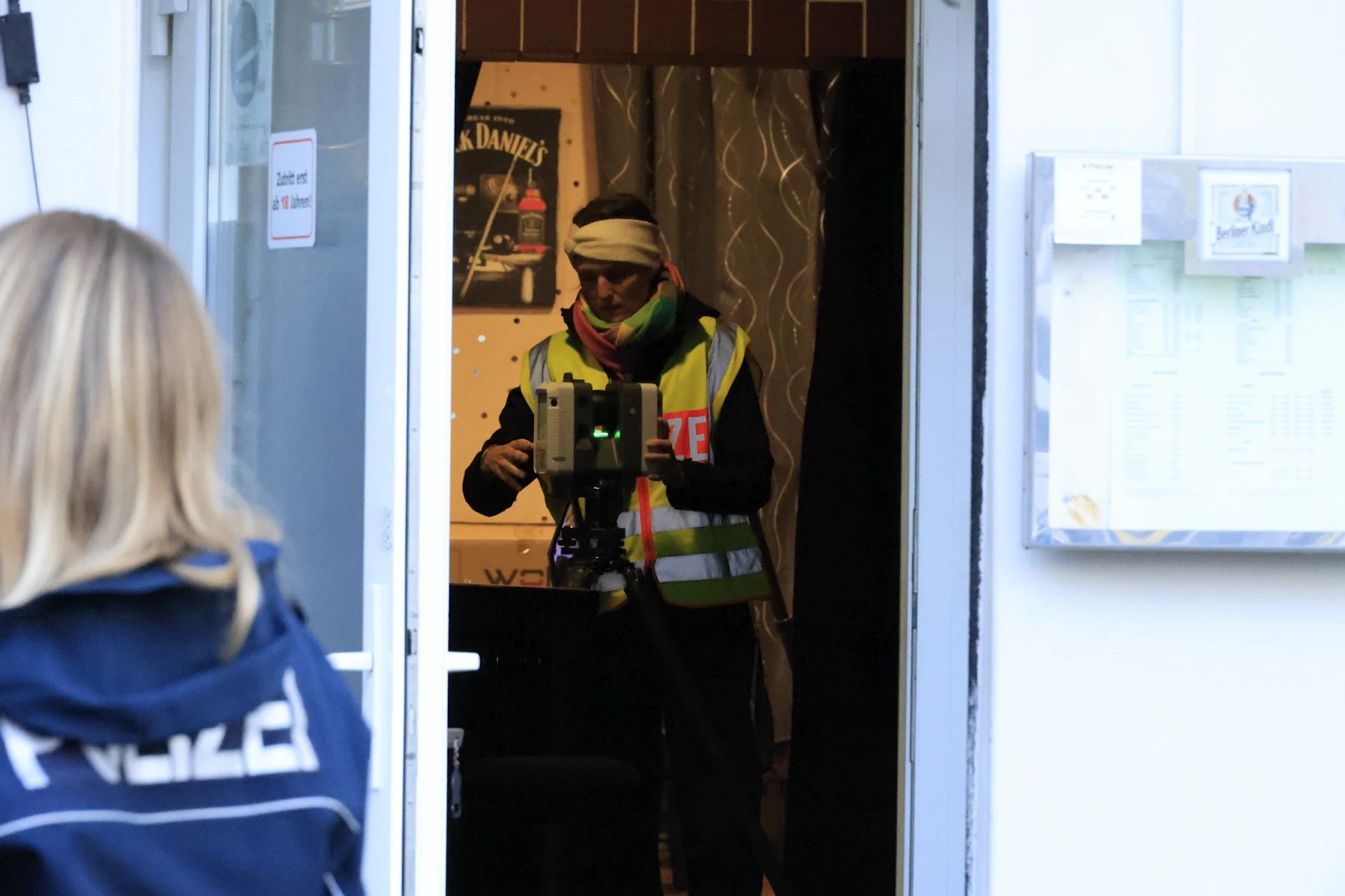 Für die Ermittlungen und die Spurensicherung war der Bereich um das Café gesperrt.