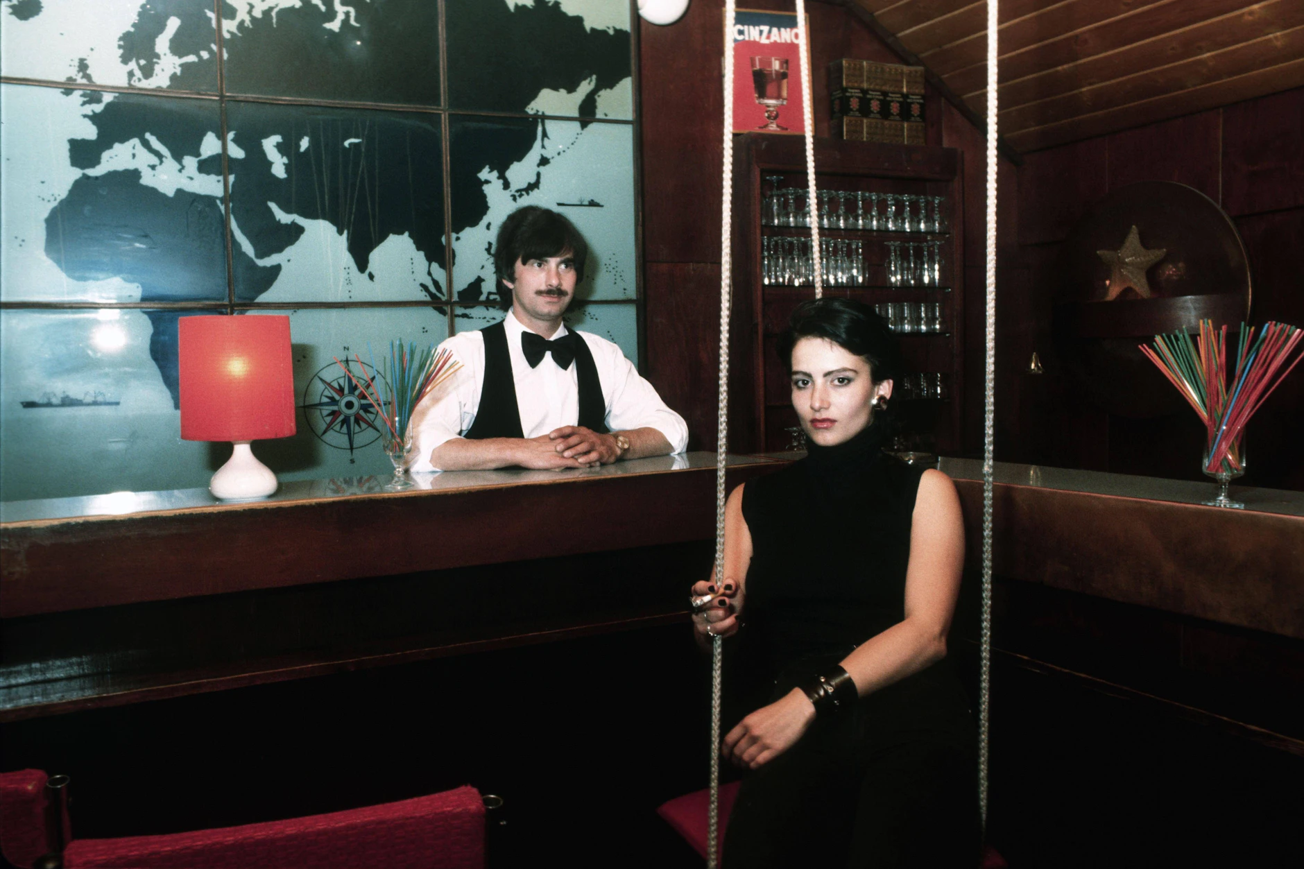 Seemannsgarn und Sehnsuchtsort: Die 1967 eröffnete Hafenbar bot mit ihrer leuchtenden Weltkarte und maritimen Details eine exotische Nische im nächtlichen Ost-Berlin.