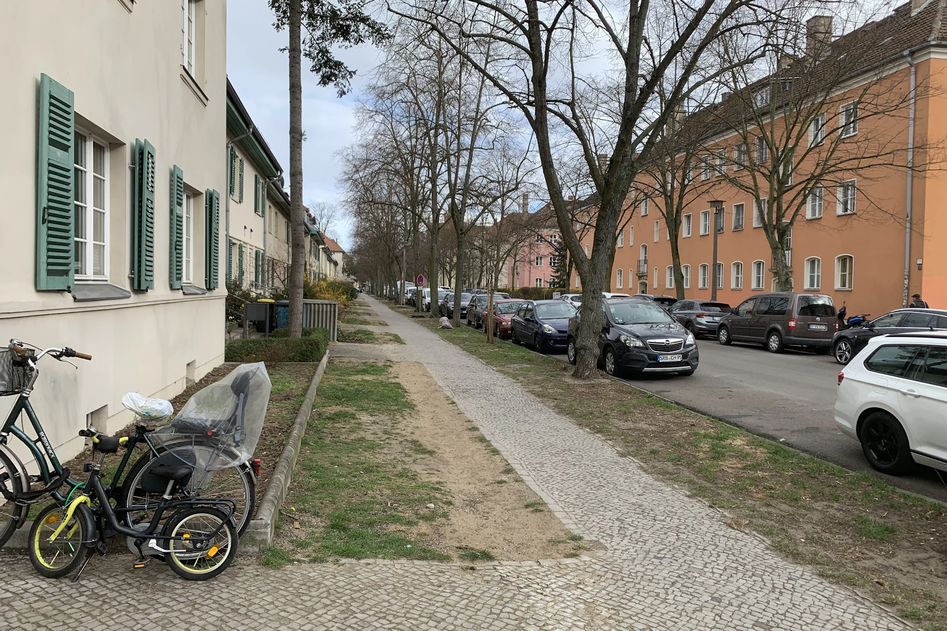 Die Zeppelinstraße verläuft parallel zur Straße An der Wuhlheide und liegt hinter dem Haus von Cornelia Pofahl (66) und Michael Kückelhahn (65).  Doch hier gab es für Bewohner auf der rechten Straßenseite eine Entschädigung.