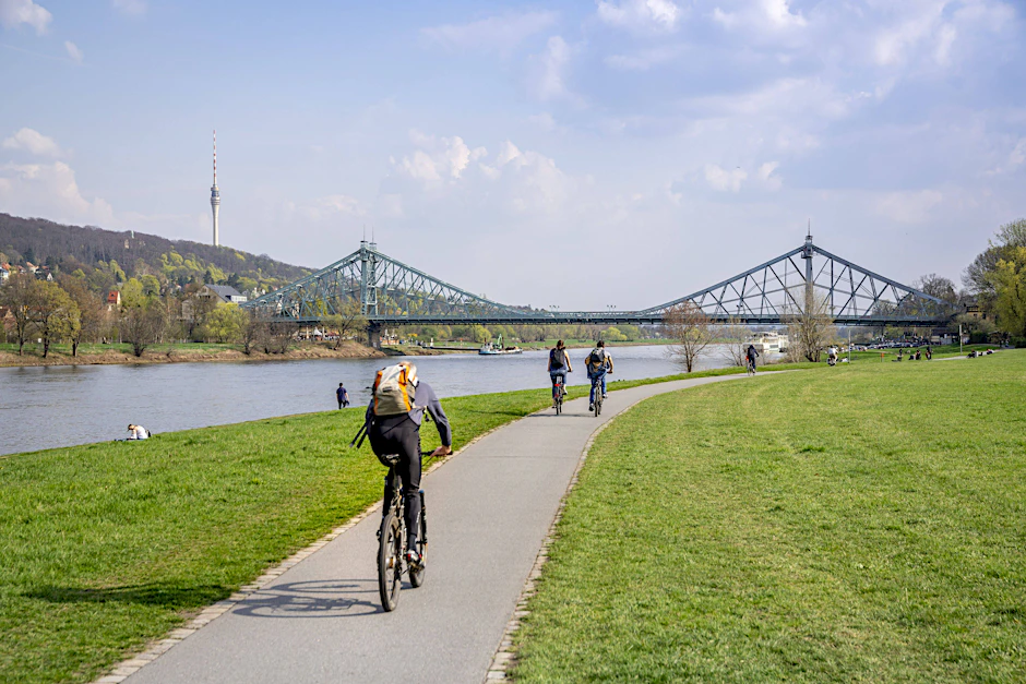 Viel Platz ist nicht: An sonnigen Tagen ist an gefahrloses Spazieren oder Radfahren nicht zu denken.