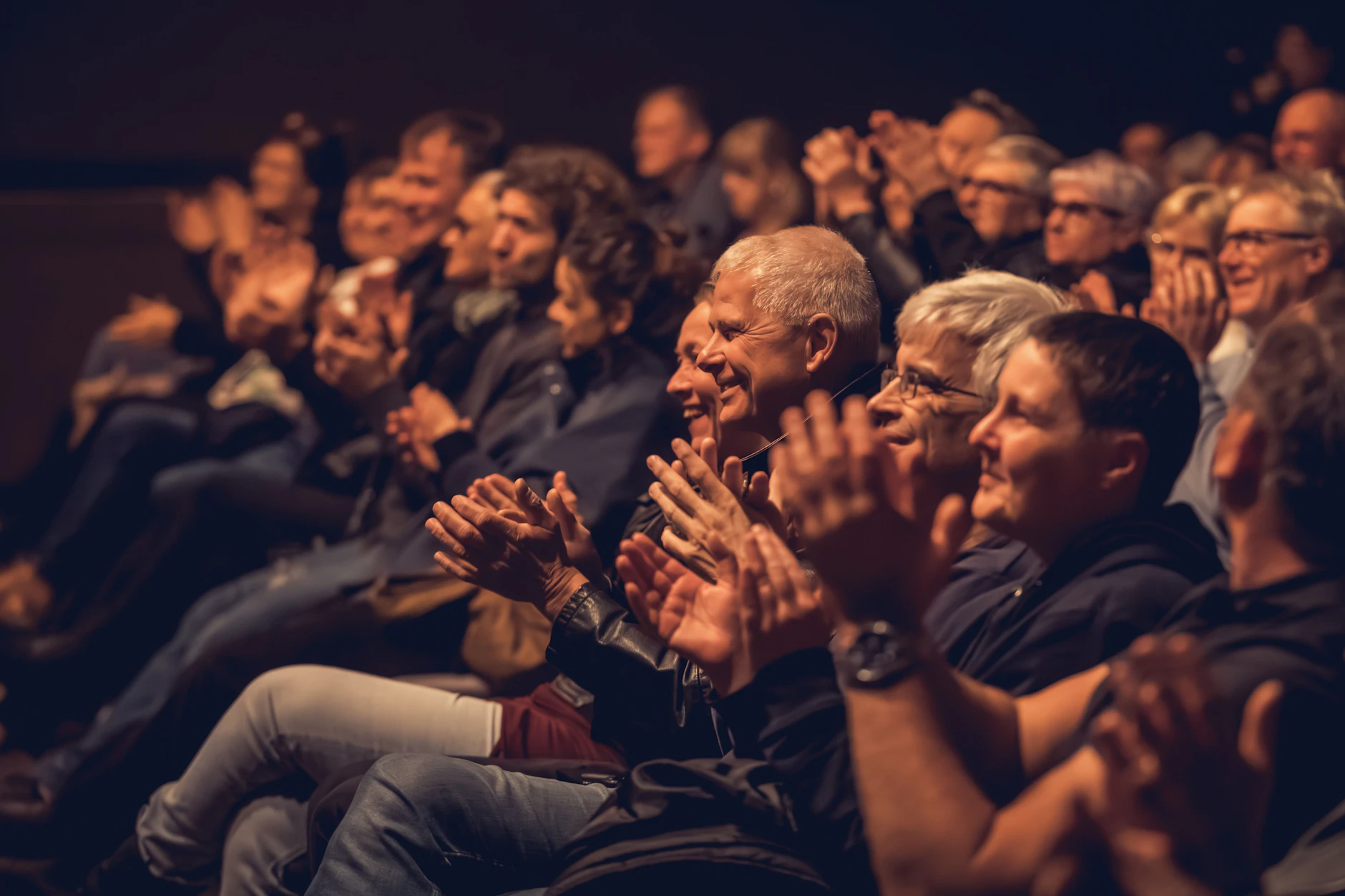 Nehmen Sie Platz und erleben Sie besondere Theatermomente. Licht aus, Bühne frei - und die Geschichte beginnt.