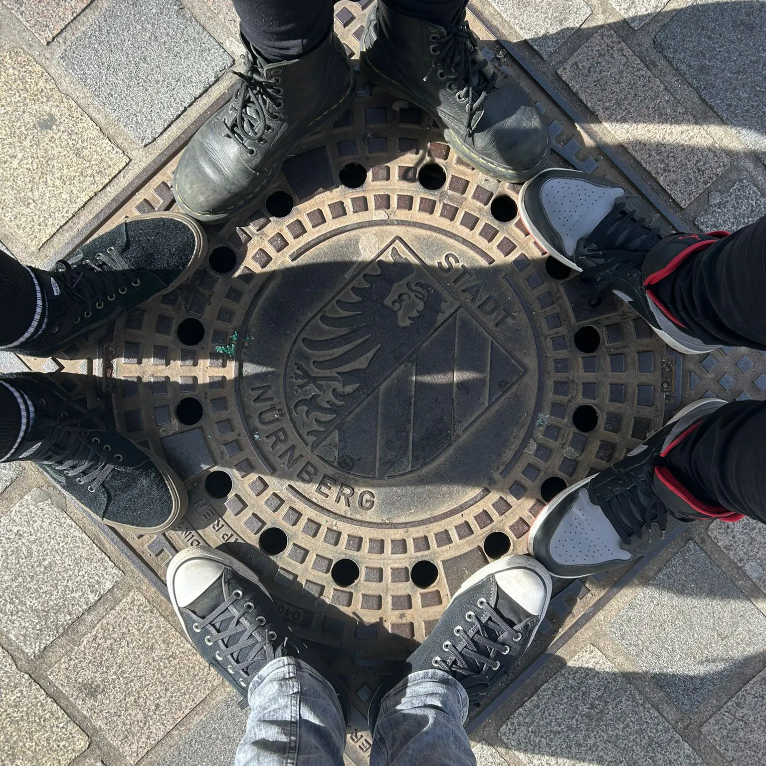 Da war die Welt noch in Ordnung: Vier Freunde bei einem Ausflug in Nürnberg. Erst am Abend kommt bei der Rückfahrt mit der Deutschen Bahn die böse Überraschung.