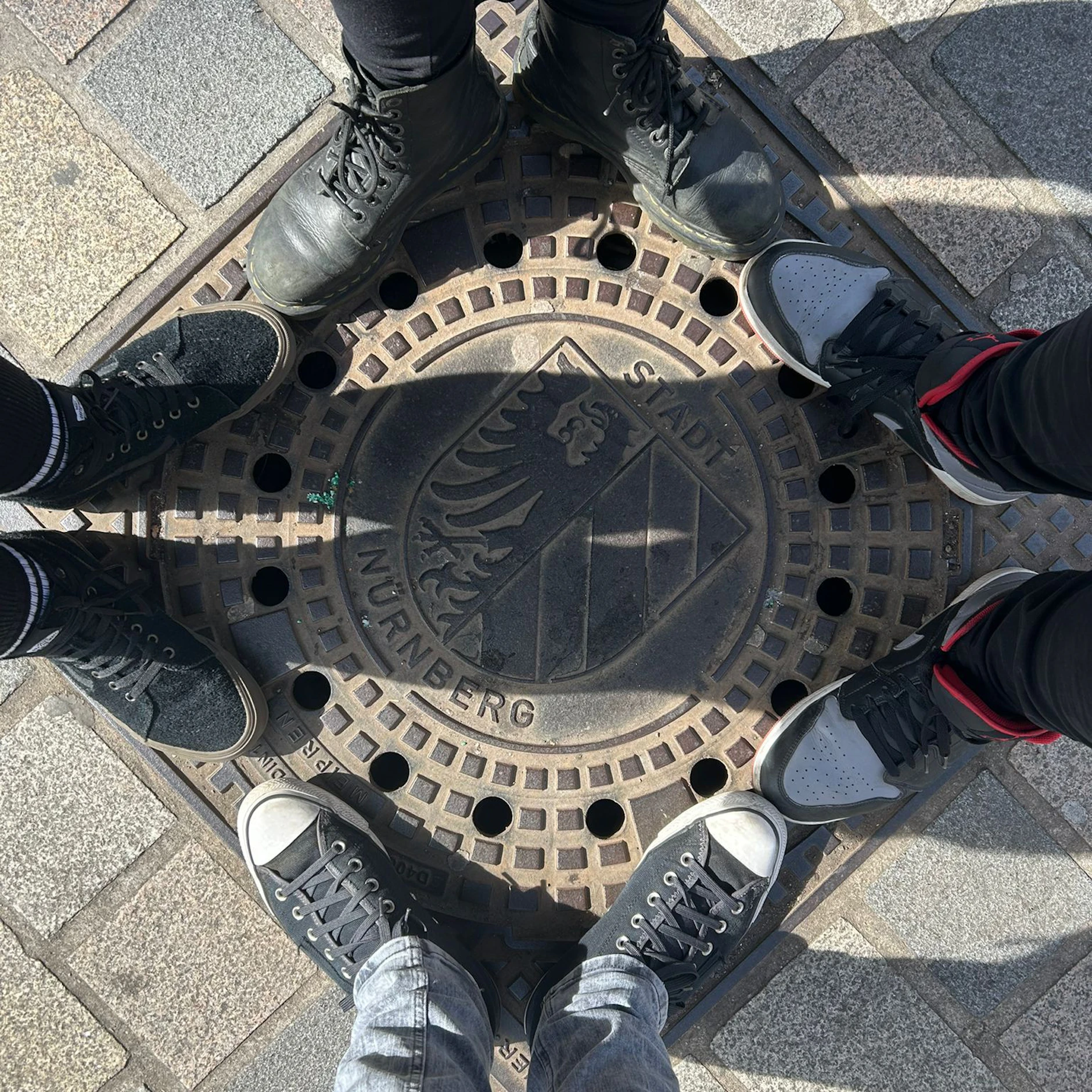 Da war die Welt noch in Ordnung: Vier Freunde bei einem Ausflug in Nürnberg. Erst am Abend kommt bei der Rückfahrt mit der Deutschen Bahn die böse Überraschung.
