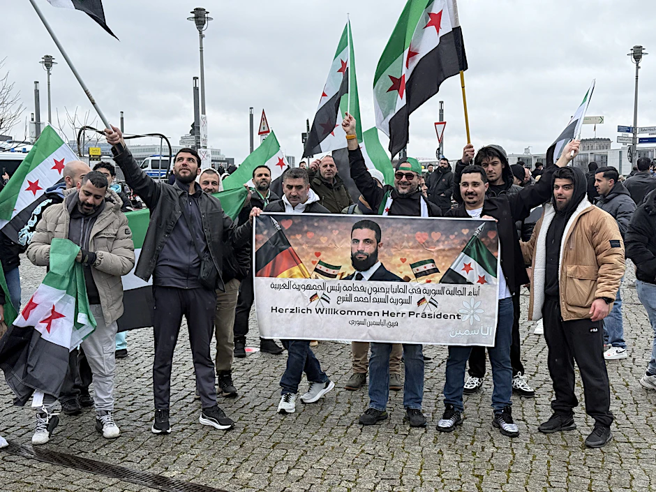 Syrische Demonstranten begrüßen ihren Übergangspräsidenten.