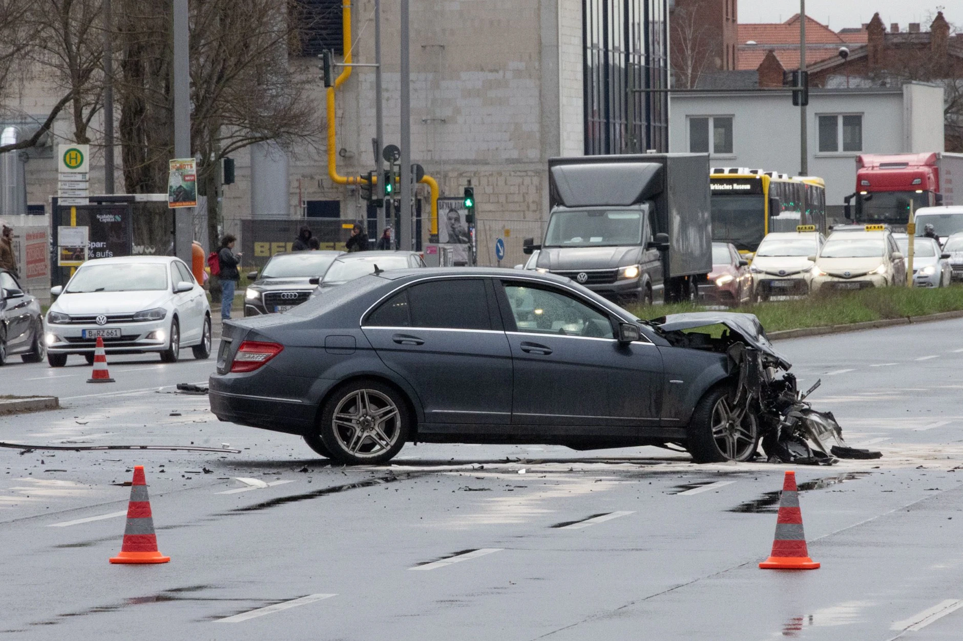 Stadteinwärts rollt der Verkehr weiter. Stadtauswärts muss man die Unfallstelle am Montagmorgen umfahren.