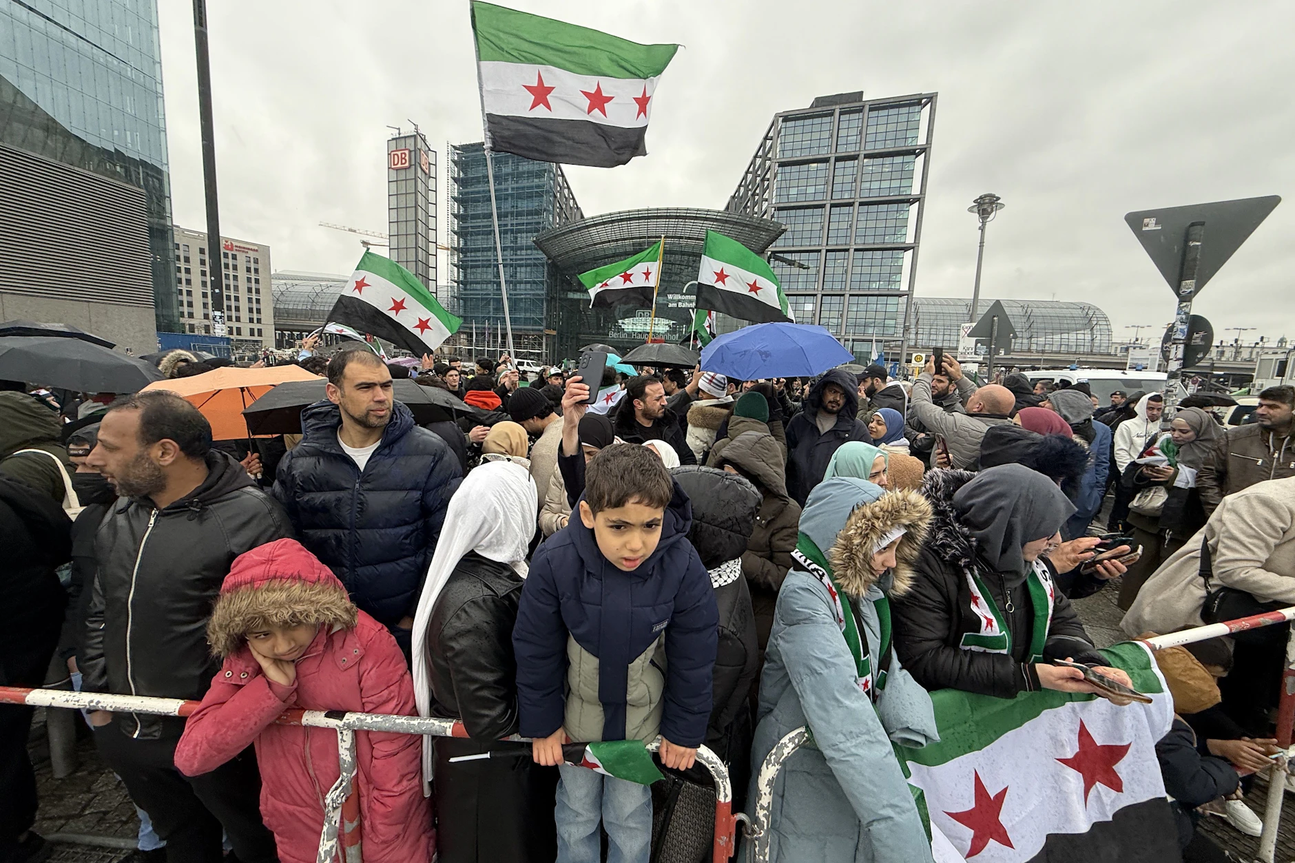 Syrische Demonstranten begrüßen ihren Übergangspräsidenten.