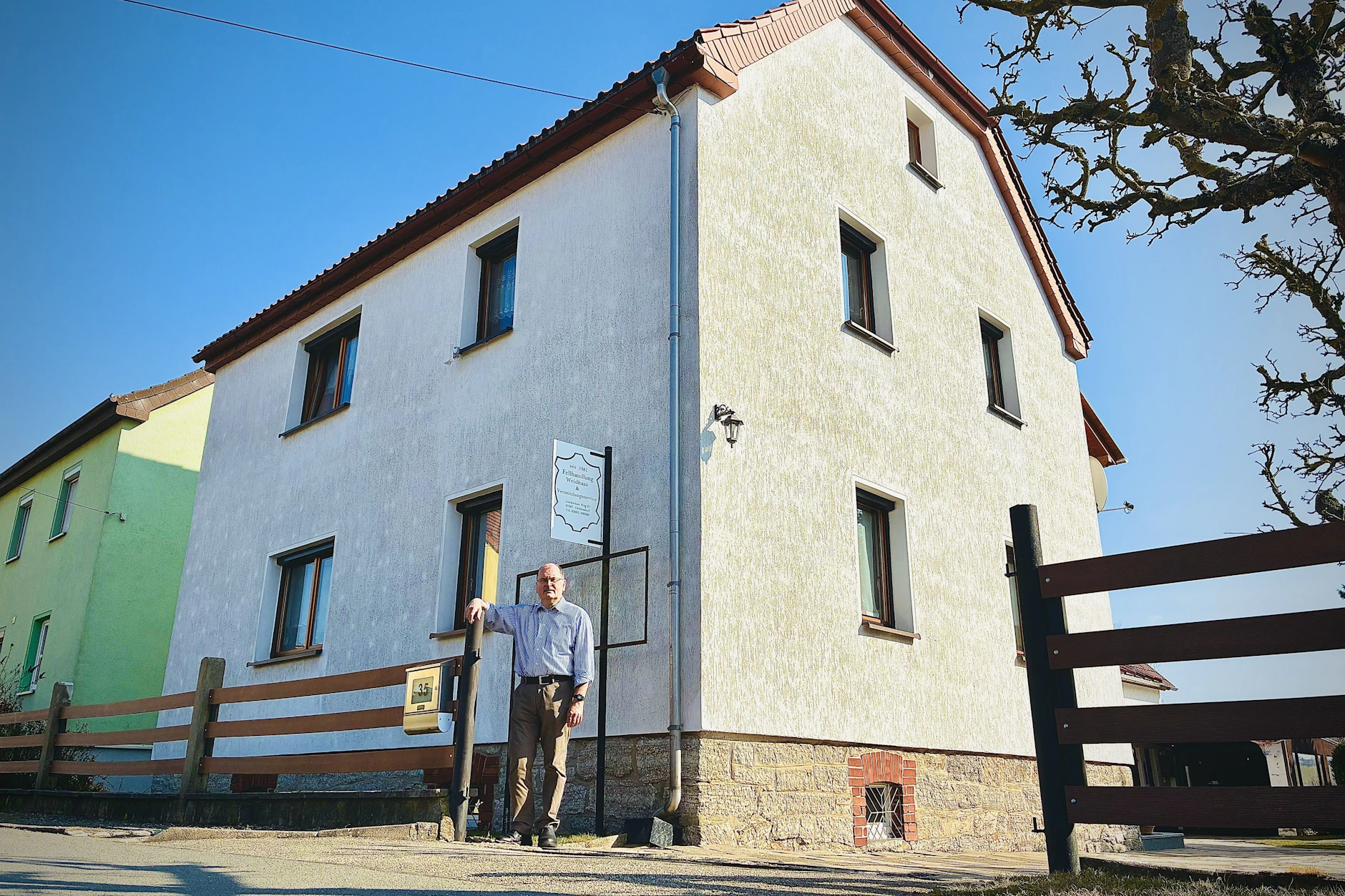 Der Ladenbesitzer vor seinem Haus. Der Sexshop befand sich unter dem Dach des Hauses.