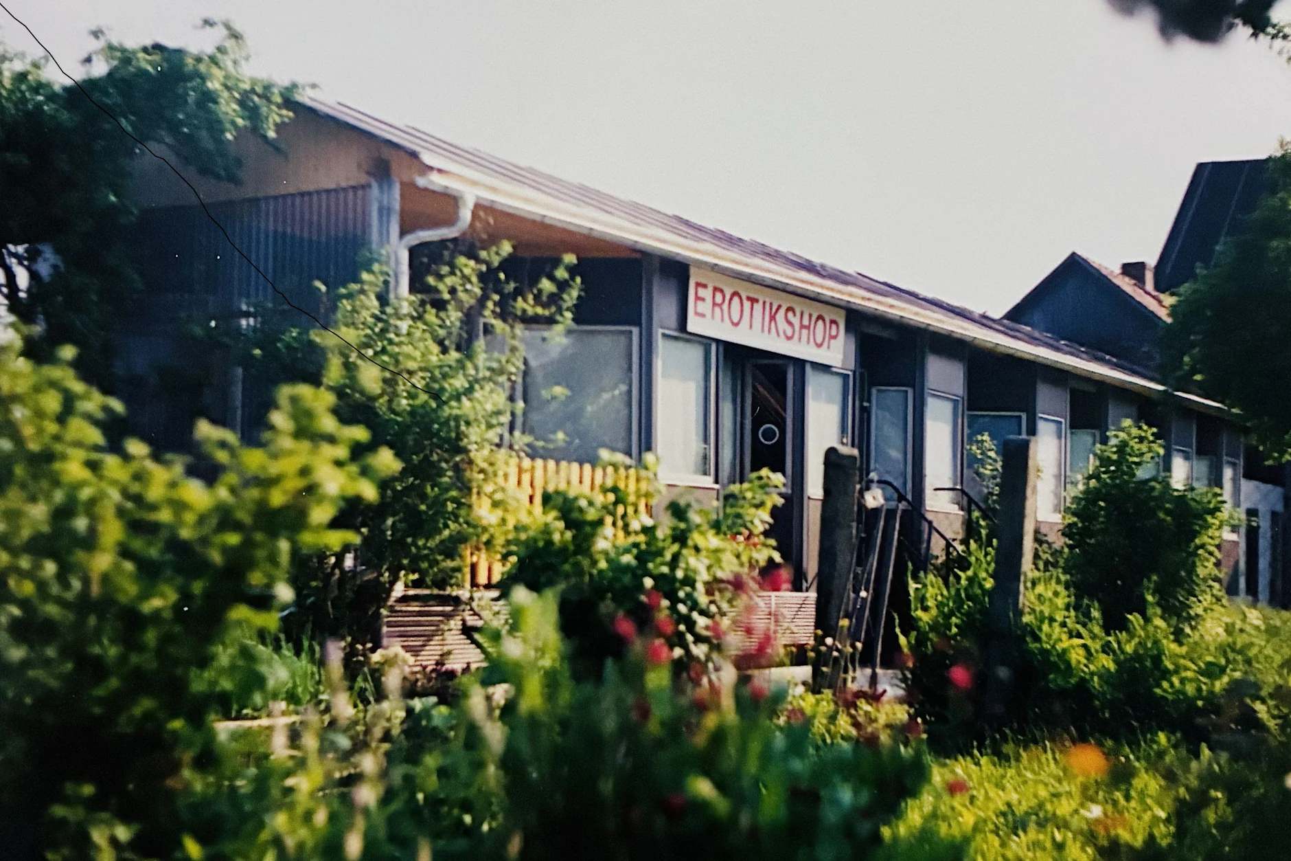 Ein altes Foto des Sexshops. mit der Schließung des Ladens endet ein Stück Erotikgeschichte des Ostens.