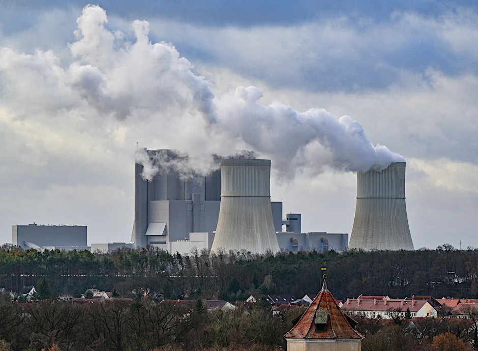 Bundeskanzler Merz will Kohlekraftwerke länger am Netz lassen als geplant. Ostdeutsche Wirtschaftsvertreter begrüßen den Vorstoß.