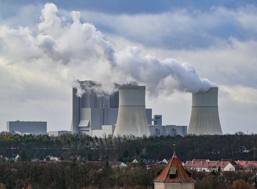 Bundeskanzler Merz will Kohlekraftwerke länger am Netz lassen als geplant. Ostdeutsche Wirtschaftsvertreter begrüßen den Vorstoß.