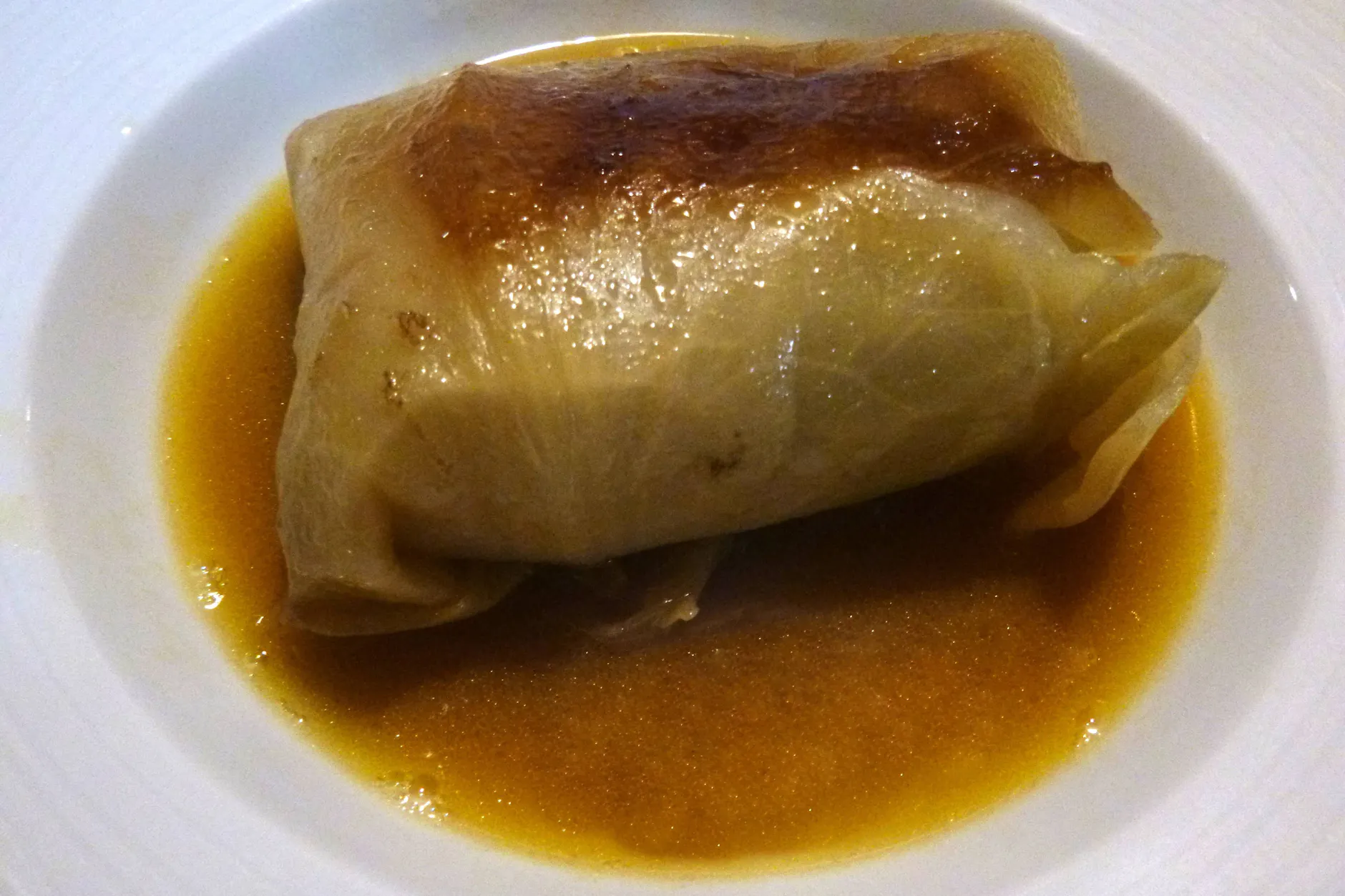 Die dunkle Sauce zeigt: Hier wurde auf Sahne verzichtet. Die Kohlroulade wurde nur in Wasser gekocht, die Sauce mit Mehl angedickt.