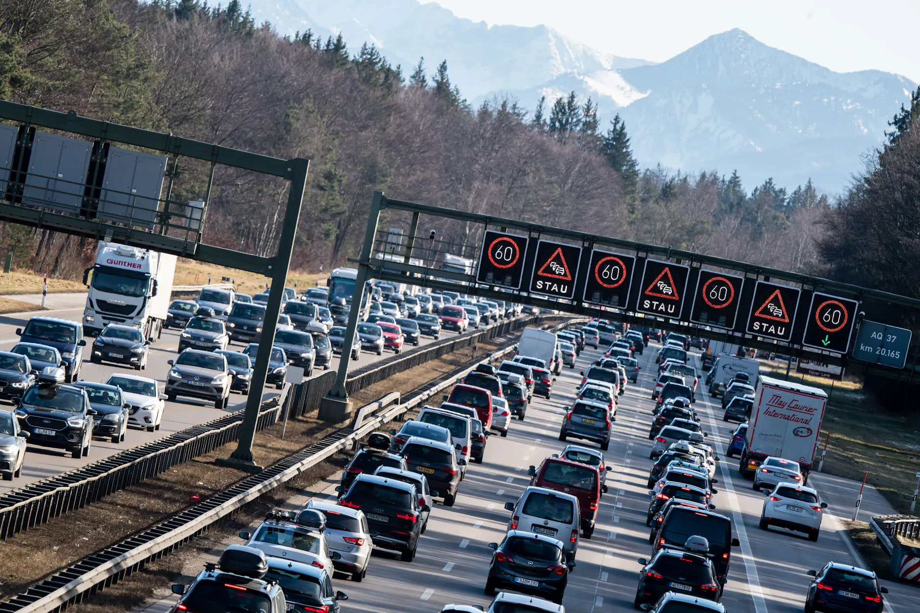 Auch auf der A8 Richtung Österreich sollen über Ostern die Autobahnen sehr voll werden.